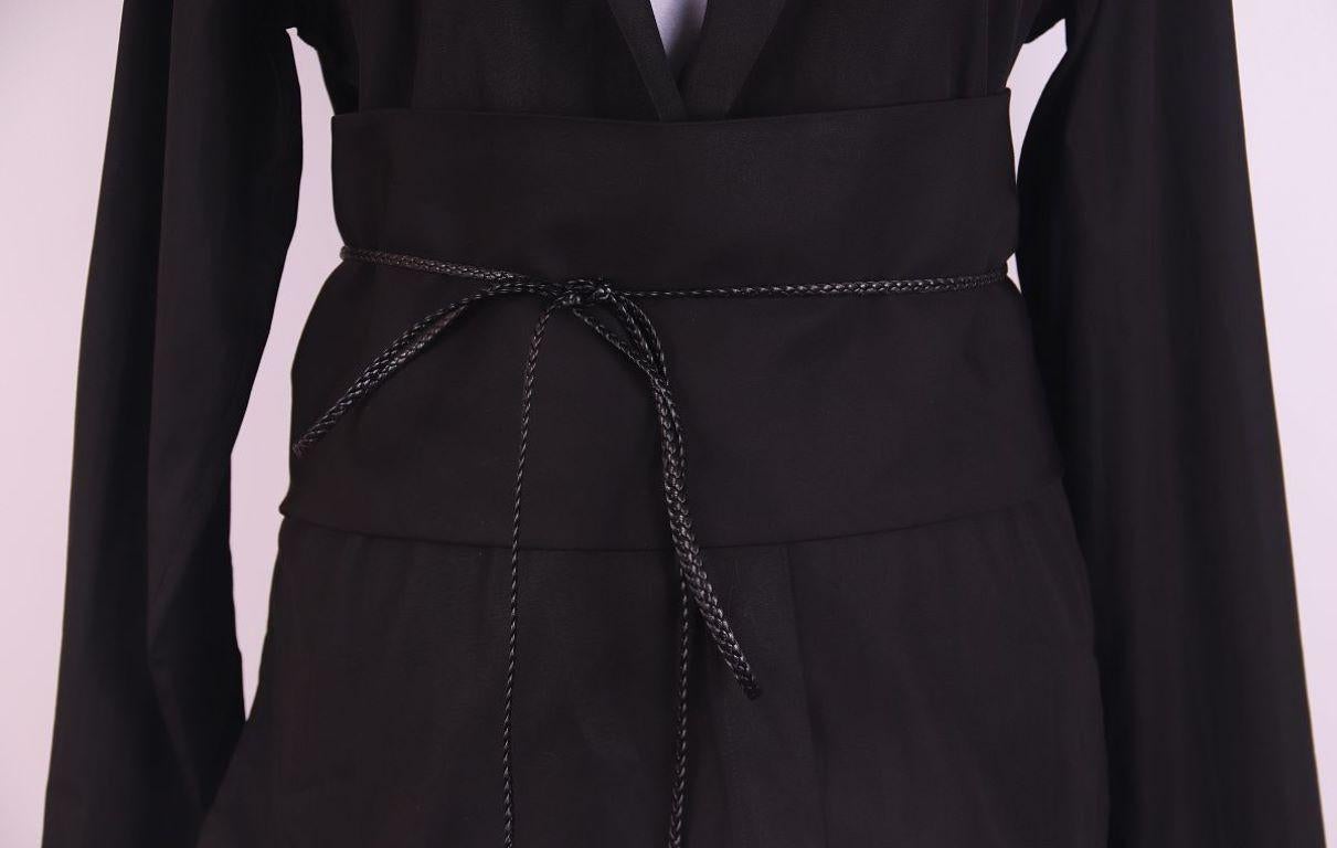 Nero A/I 2002 Gucci by Tom Ford camicetta in cotone con cintura Obi in pelle nera in vendita