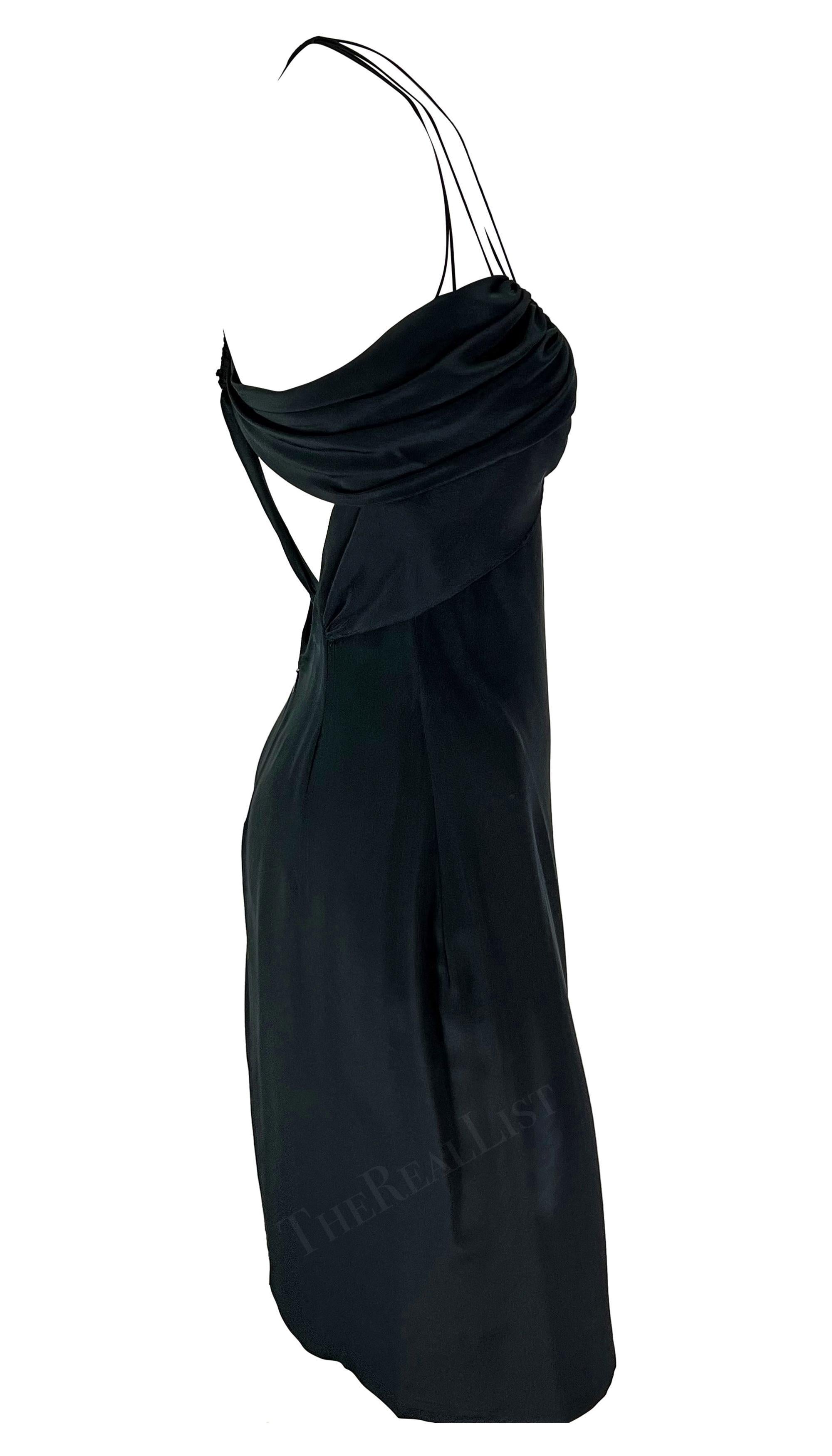 Présentation d'une fabuleuse mini robe Gucci en soie noire, dessinée par Tom Ford. Issue de la collection Automne/Hiver 2002, cette mini robe d'inspiration rock-punk présente de nombreuses bretelles spaghetti jaillissant du buste et s'enroulant
