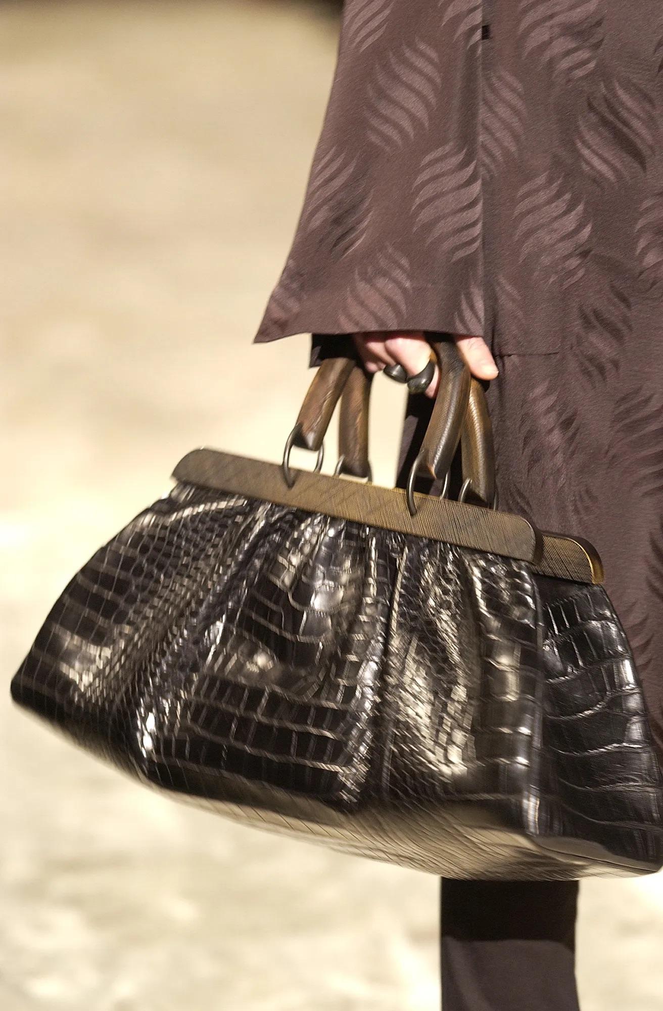 F/W 2002 Gucci by Tom Ford Extra-Large Ostrich Skin Wood Handled Tote Bag In Excellent Condition For Sale In West Hollywood, CA