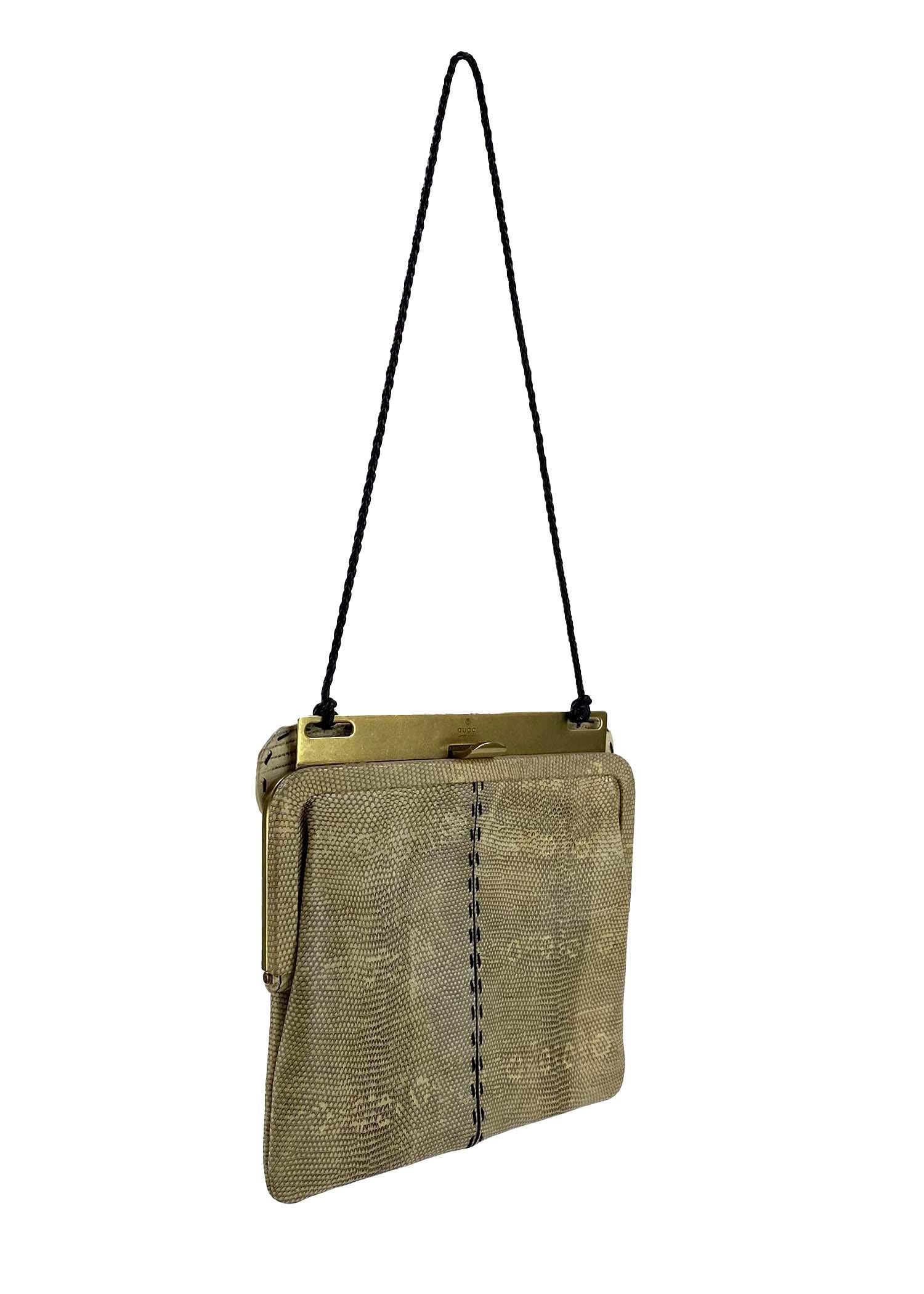 TheRealList präsentiert: eine wunderschöne Mini-Abendtasche aus natürlichem Eidechsenleder von Gucci, entworfen von Tom Ford. Diese wunderschöne Tasche stammt aus der Herbst/Winter-Kollektion 2002 von Gucci und ist hauptsächlich aus echtem