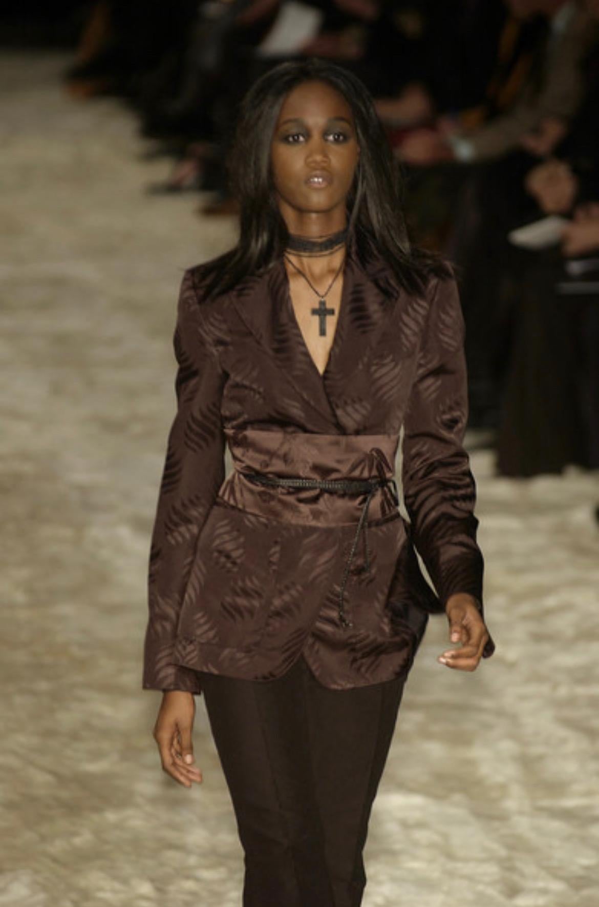 Presenting a gorgeous floral print Gucci skirt, designed by Tom Ford. From the Fall/Winter 2002 collection, this rock-chic silk skirt features a silt at the back as well as a built-in fastener. While this piece did not appear on the runway, the goth