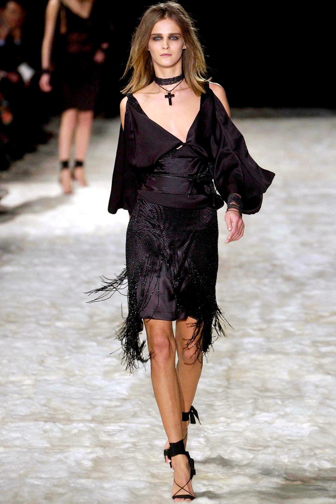 H/W 2002 Gucci by Tom Ford Laufsteg Schwarzes rückenfreies Kimono-Oberteil aus Seide für Damen oder Herren im Angebot