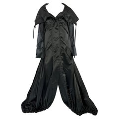 H/W 2002 Gucci by Tom Ford Laufsteg Schwarzer übergroßer Maxi-Trench aus Seide und Satin mit Kapuze