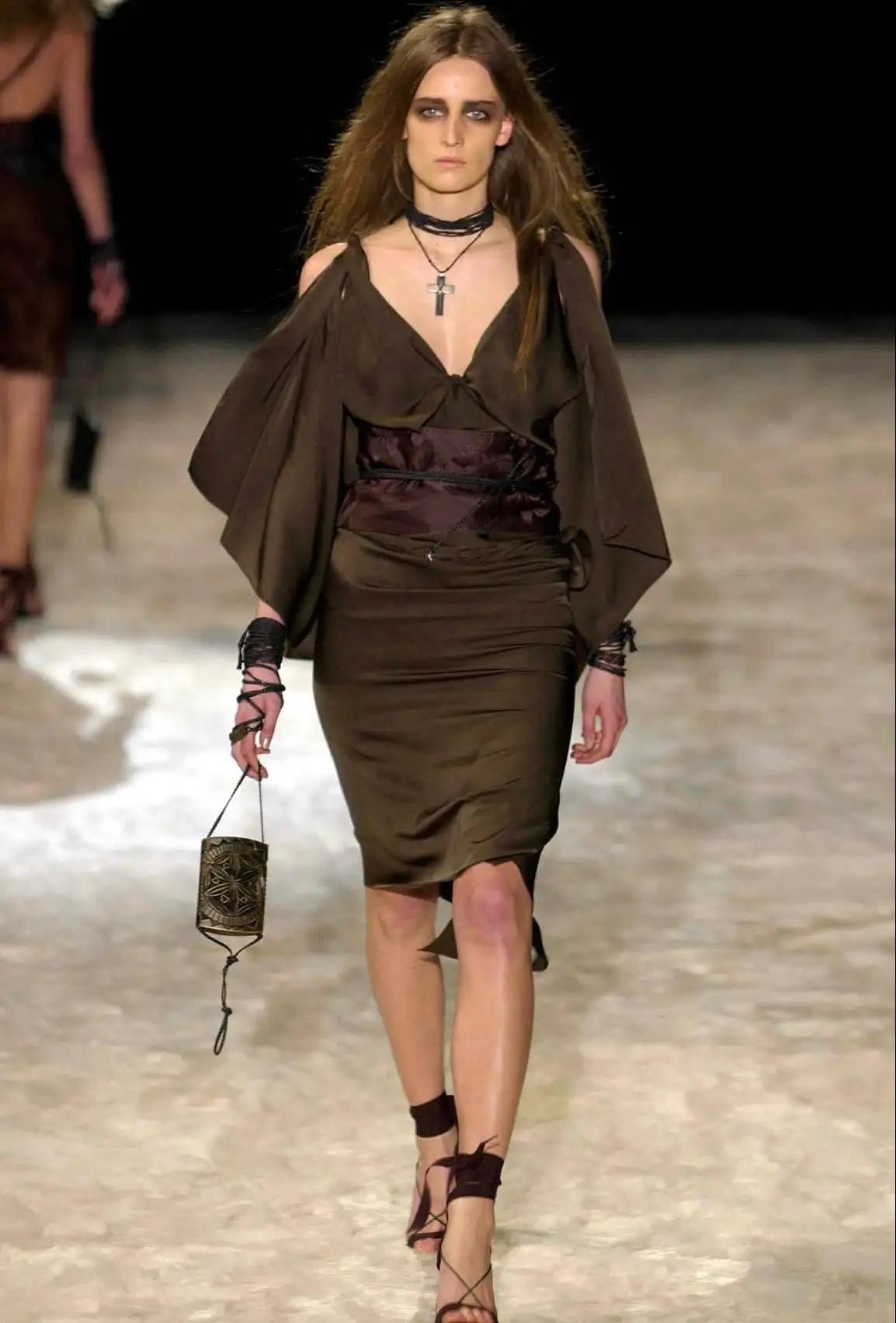 Introducing an incredible brown carved wood Gucci bag by Tom Ford from the Fall/Winter 2002 collection. This gothic and punk-rock-inspired bag made its debut on the season's runway as part of look 29, worn by Anne Catherine Lacroix. This fabulous