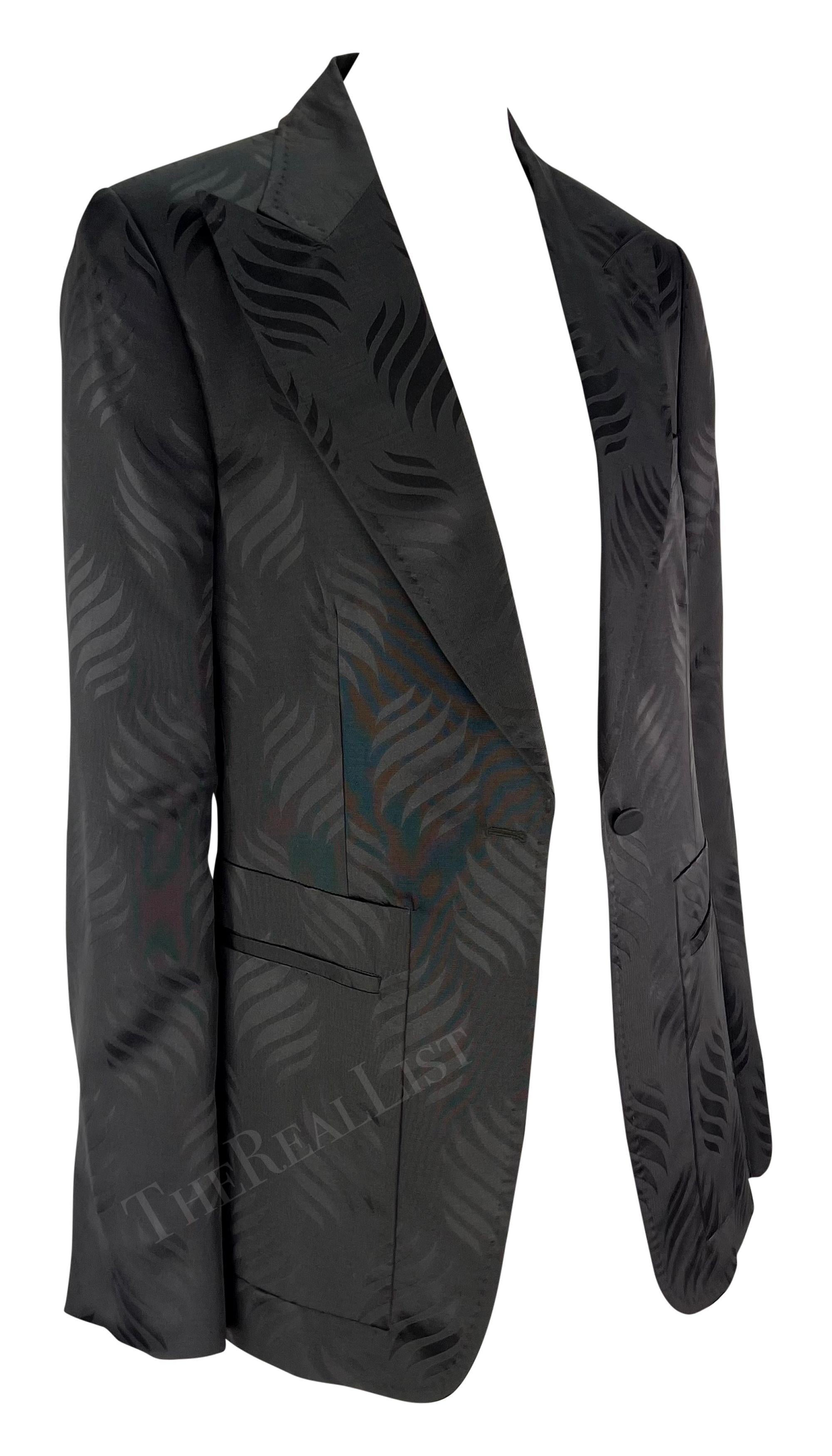 Pasarela F/W 2002 Gucci by Tom Ford Blazer jacquard de seda morada en venta 2