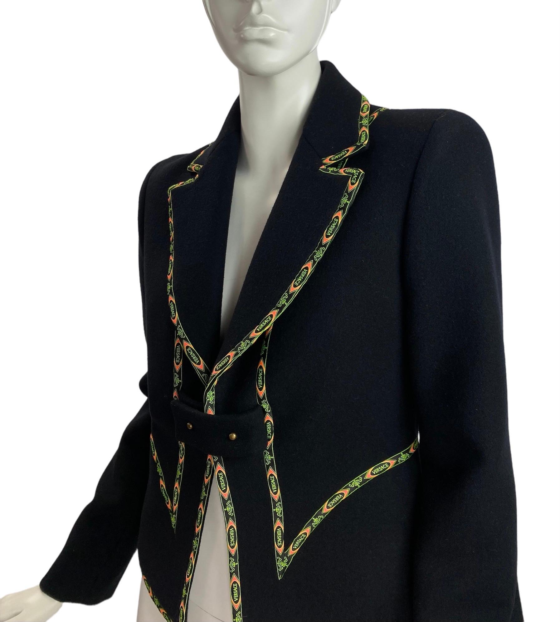 Vintage Gianni Versace Couture Schwarzer Blazer 
Kollektion F/W 2002
Italienische Größe 42 - US 6
Farbe schwarz, 100% Wolle, Versace-Signatur, vollständig gefüttert.
Maße: Büste 36 Zoll, Schultern 16