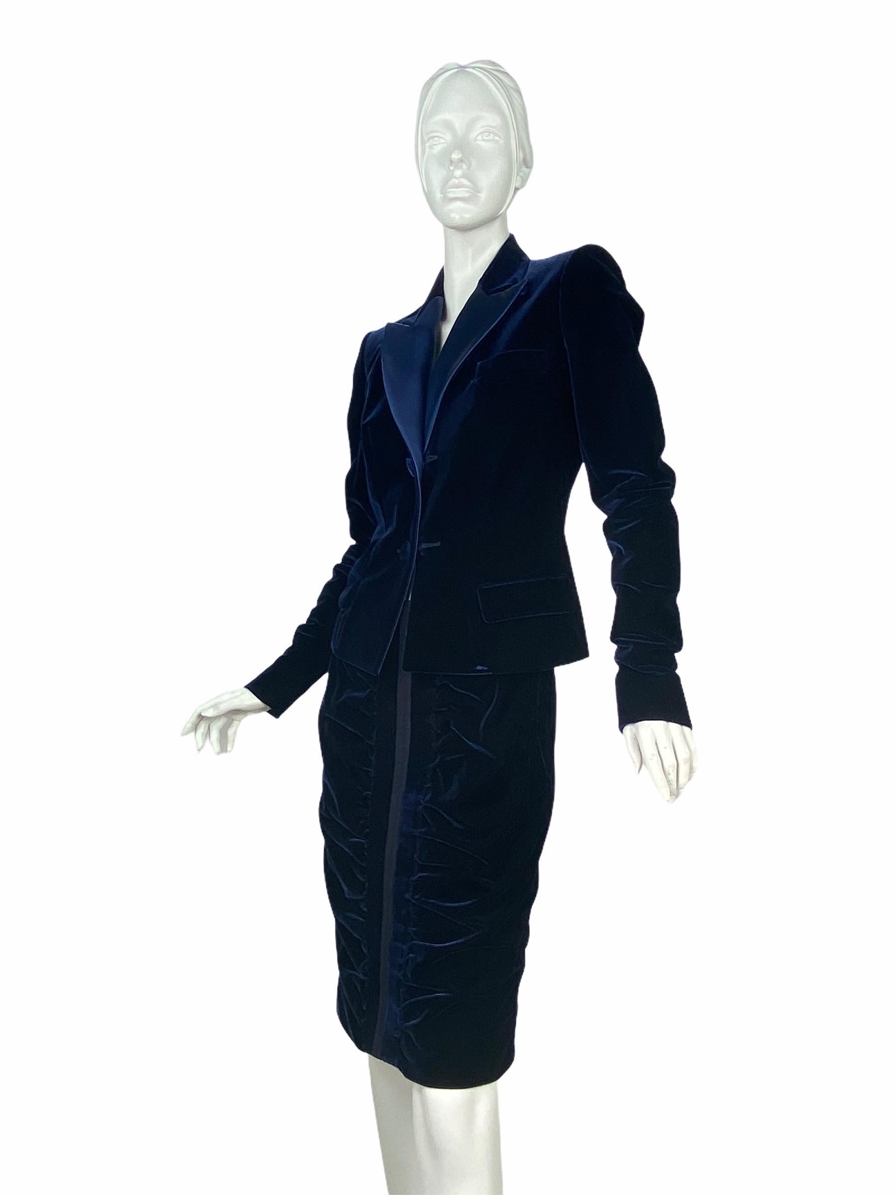TOM FORD for YVES SAINT LAURENT BLUE VELVET SUIT

Autumn/ Winter 2002 ready-to-wear collection.

Highly collectible.

French size 38, US 6

Wear it as a suit or mix and match with your other favorite pieces

In excellent condition, like new.