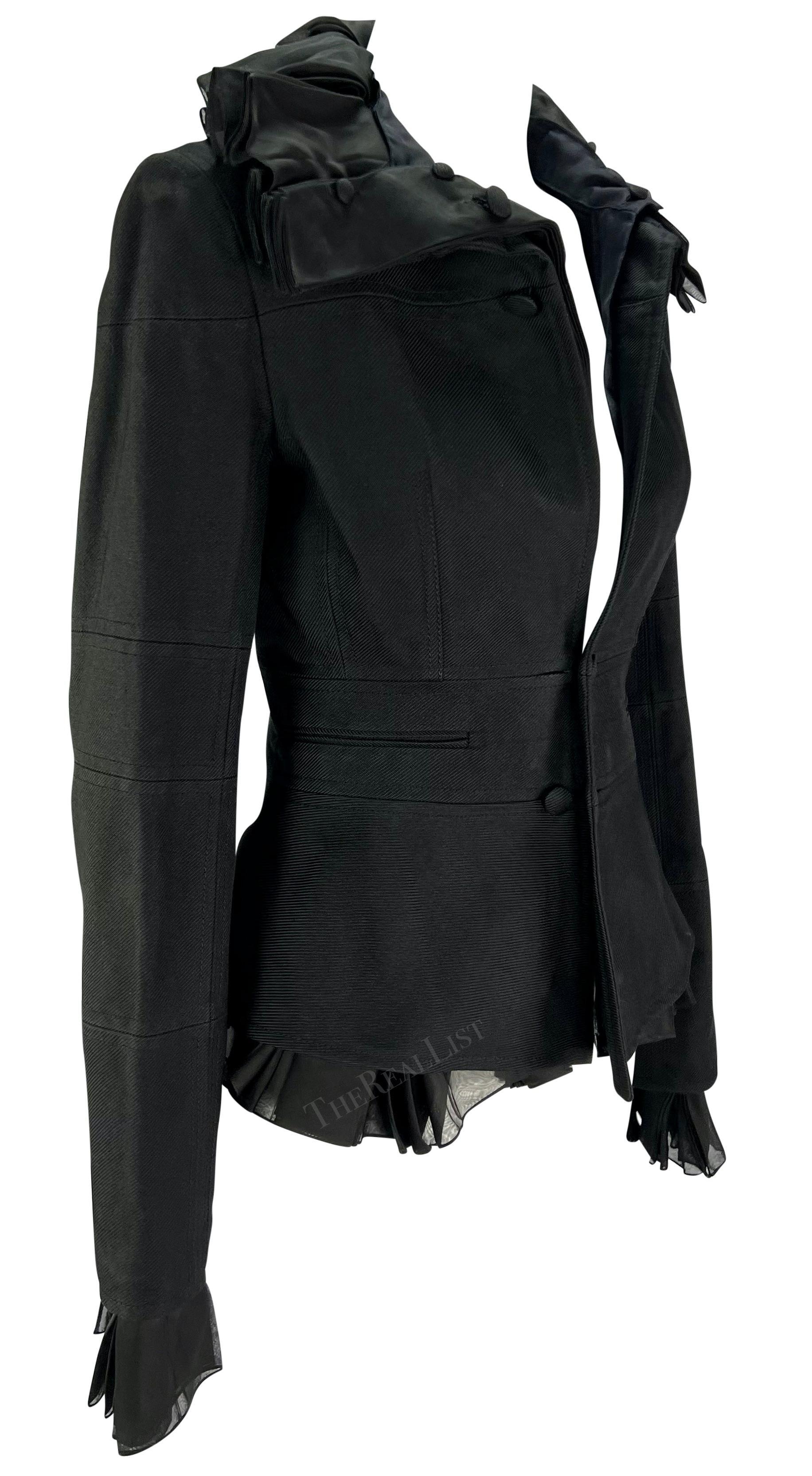 Dies ist eine auffällige schwarze Rüschenjacke von Yves Saint Laurent, entworfen von Tom Ford für die Herbst/Winter-Kollektion 2002. Ursprünglich wurde diese Jacke auf dem Laufsteg als Teil des Looks 11 von Karolina Kurkova präsentiert und kam auch