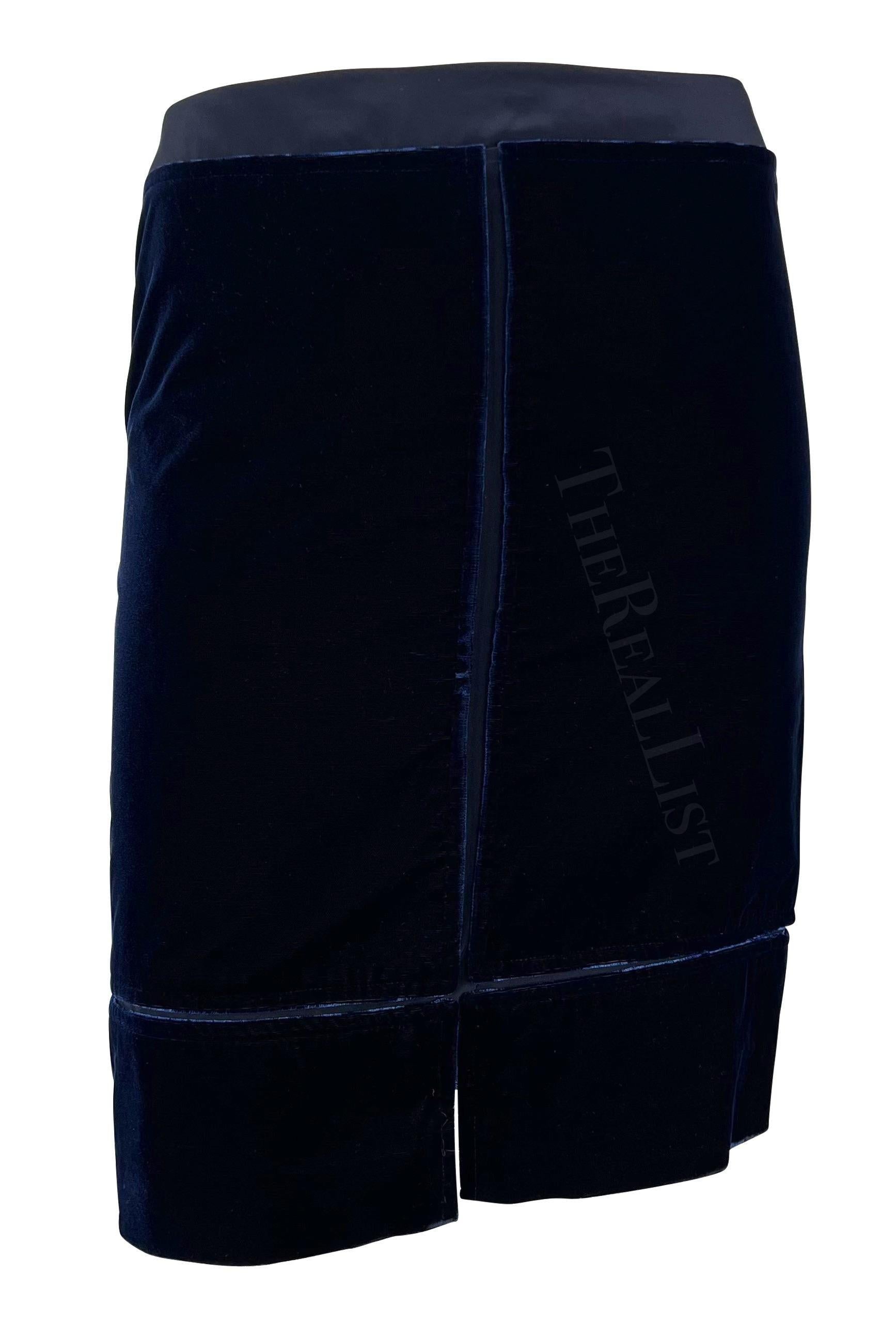 Tailleur jupe à empiècements en velours bleu Yves Saint Laurent par Tom Ford, A/H 2002 en vente 5