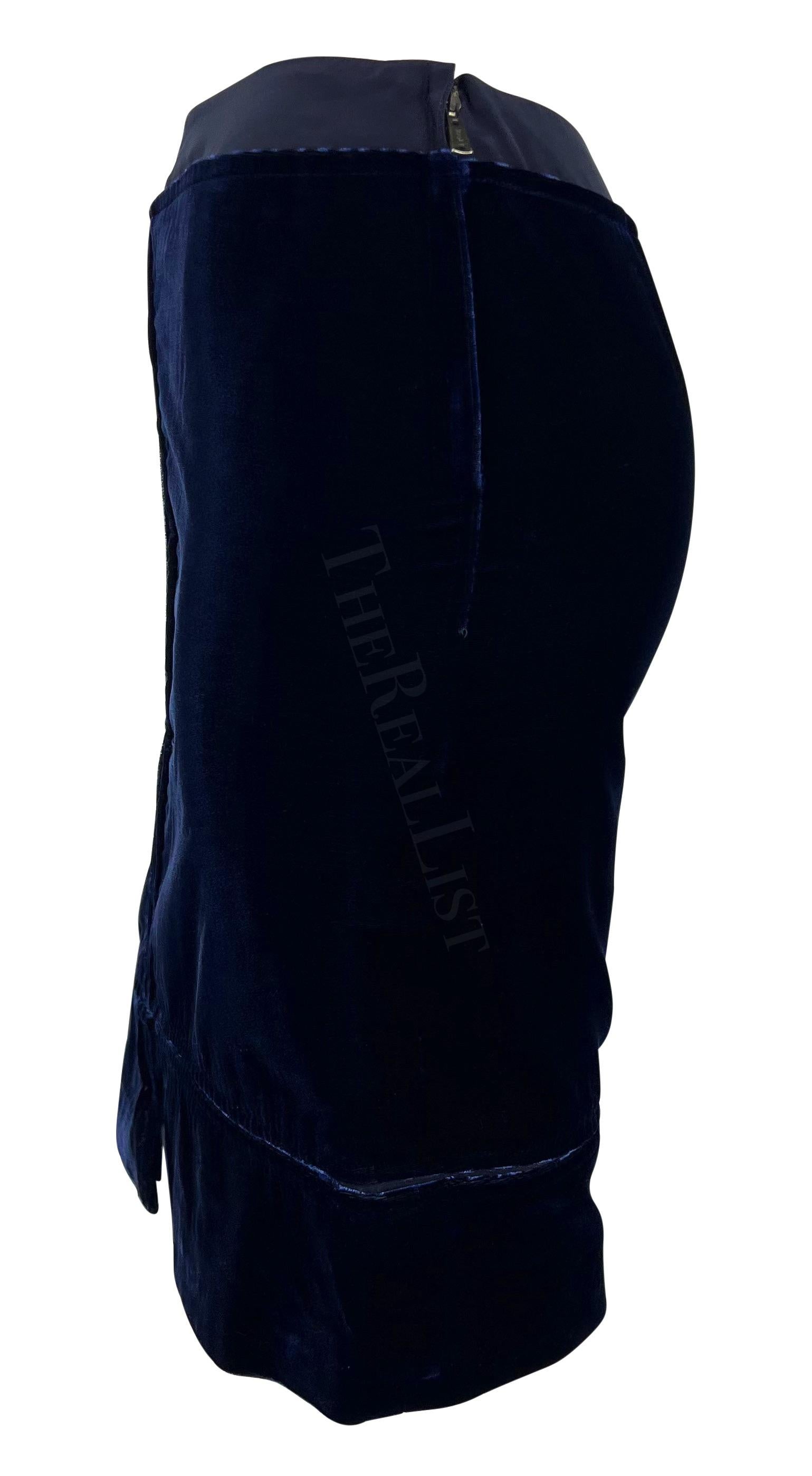 Tailleur jupe à empiècements en velours bleu Yves Saint Laurent par Tom Ford, A/H 2002  en vente 7