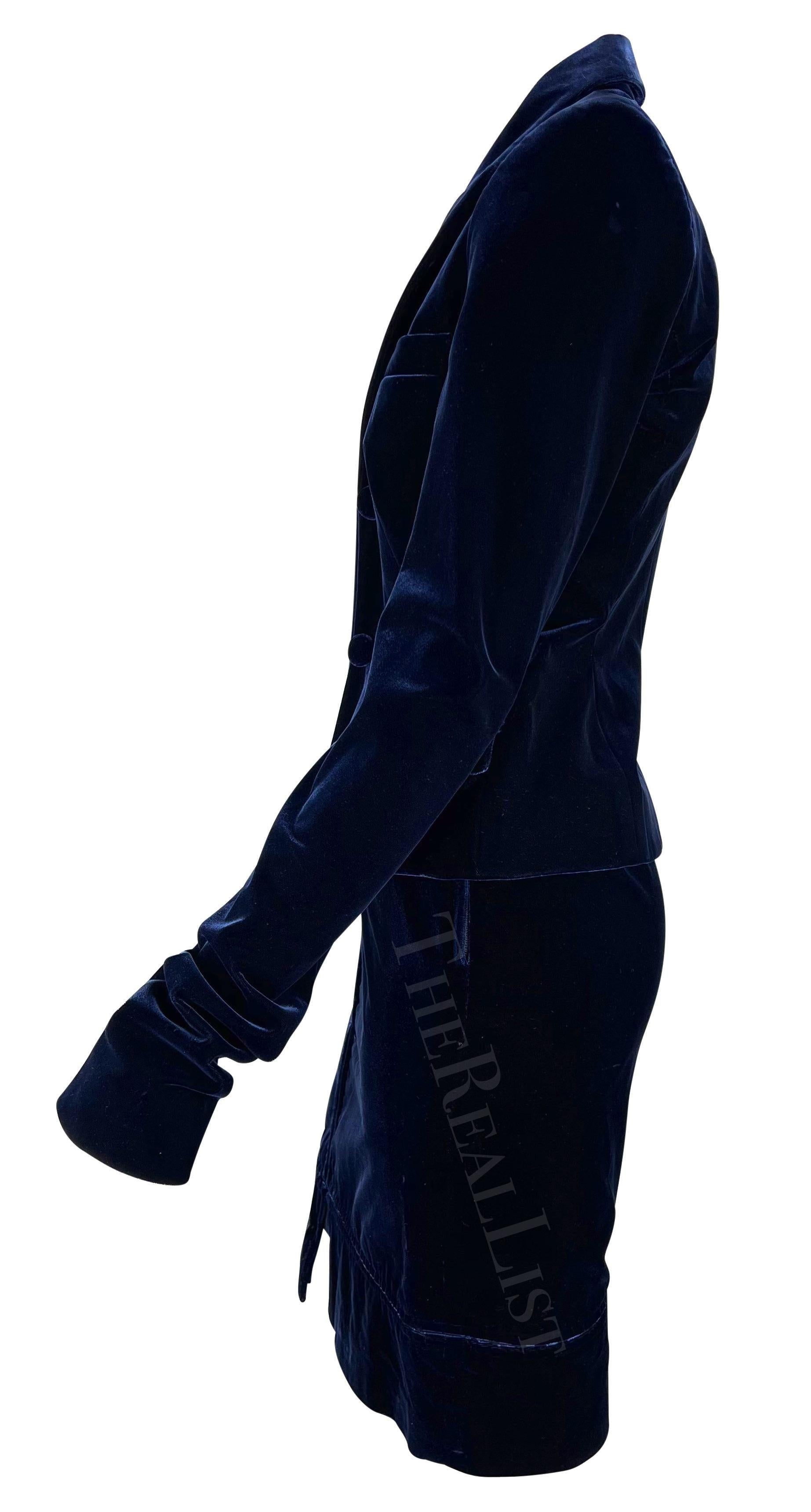 Tailleur jupe à empiècements en velours bleu Yves Saint Laurent par Tom Ford, A/H 2002 en vente 1