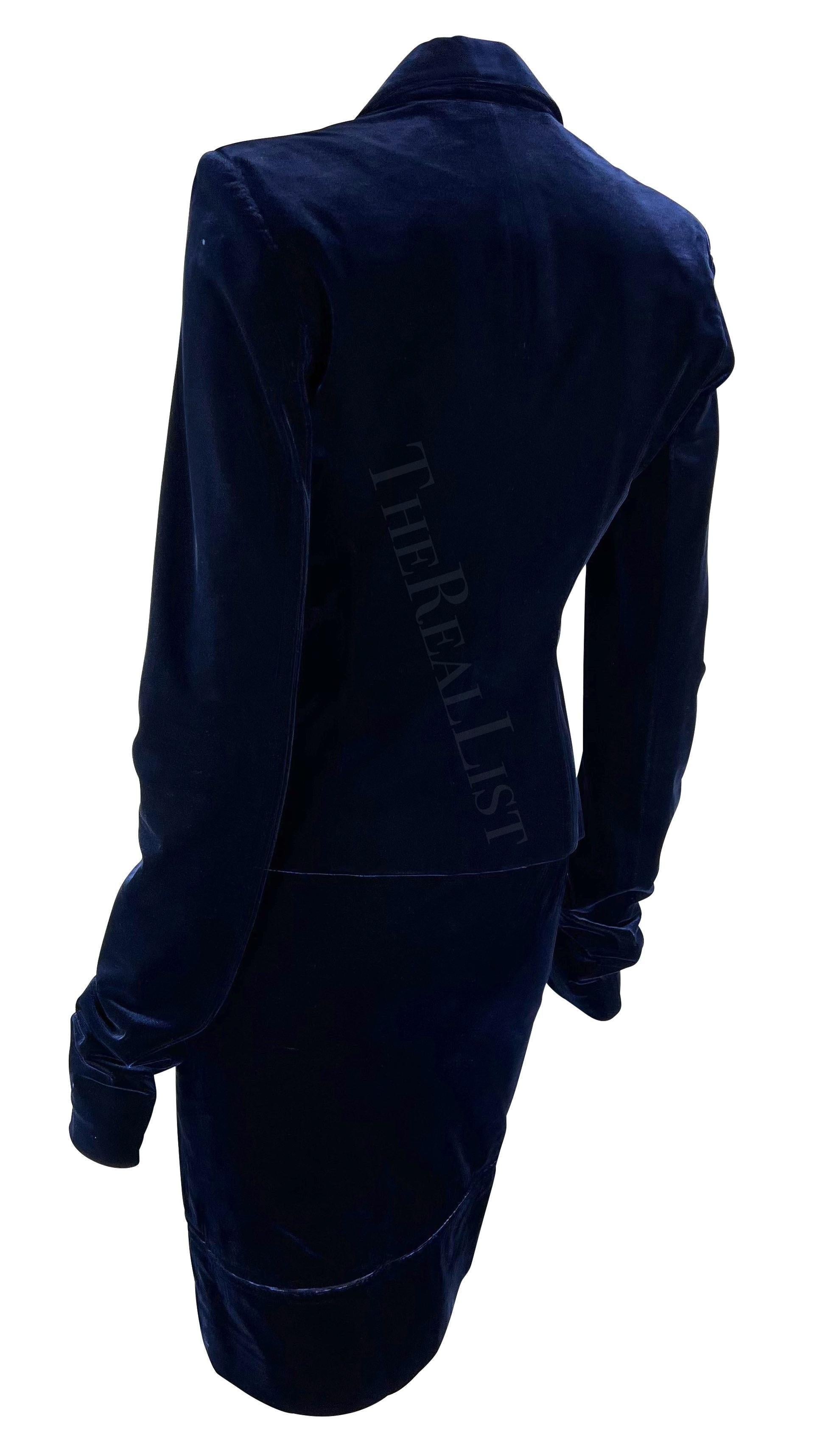 Tailleur jupe à empiècements en velours bleu Yves Saint Laurent par Tom Ford, A/H 2002 en vente 2