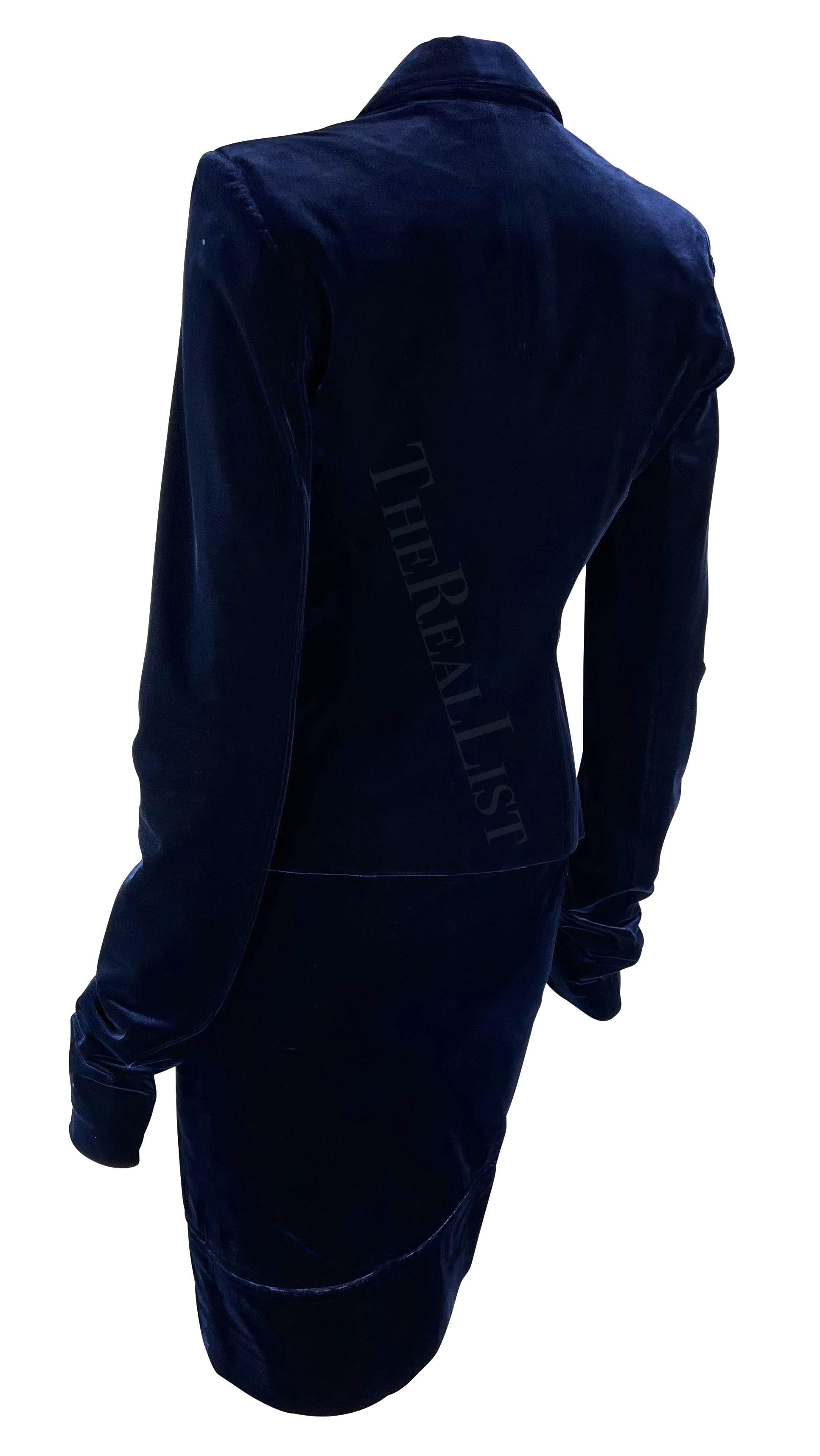 Tailleur jupe à empiècements en velours bleu Yves Saint Laurent par Tom Ford, A/H 2002  en vente 3