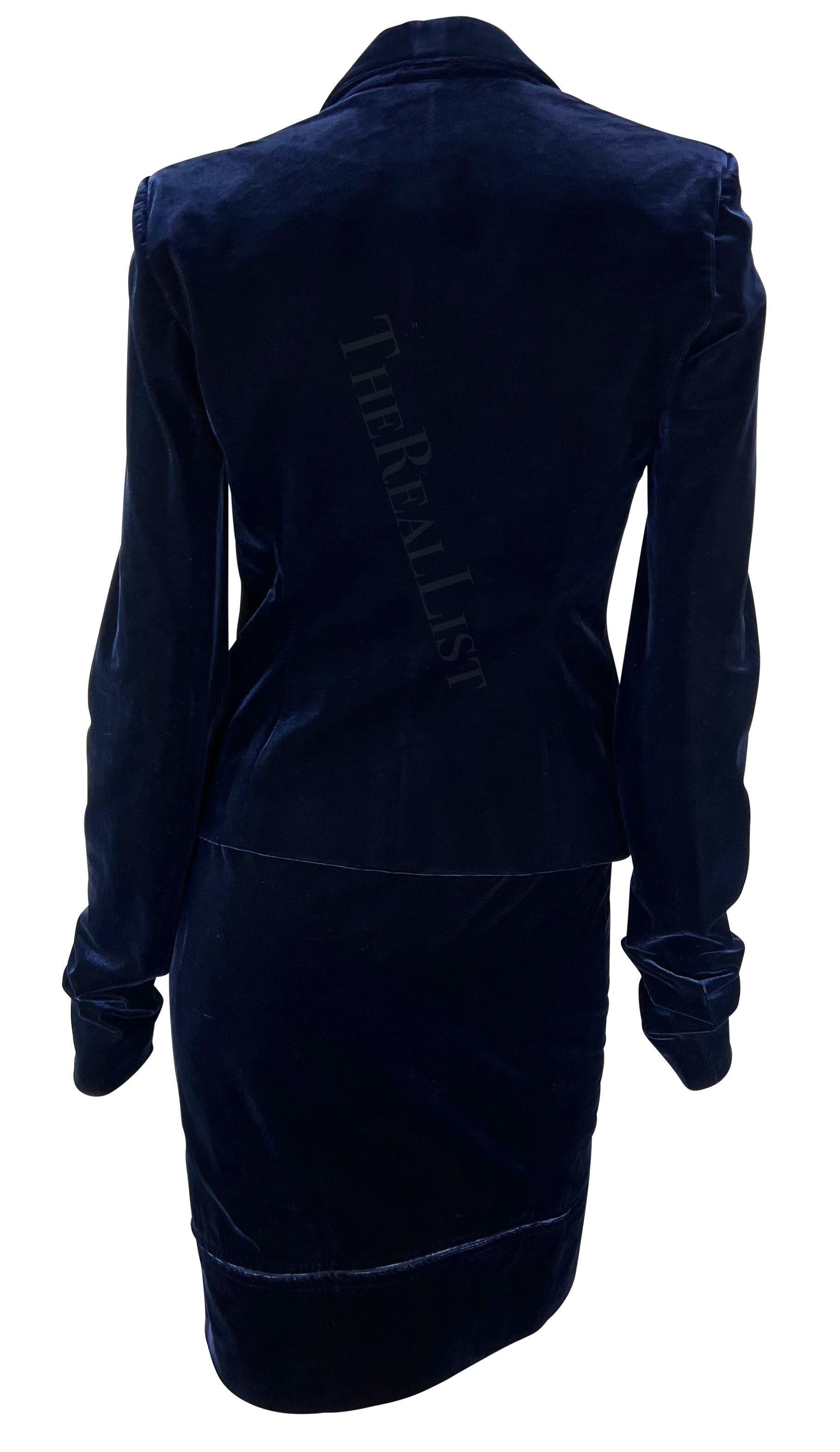 Tailleur jupe à empiècements en velours bleu Yves Saint Laurent par Tom Ford, A/H 2002 en vente 3
