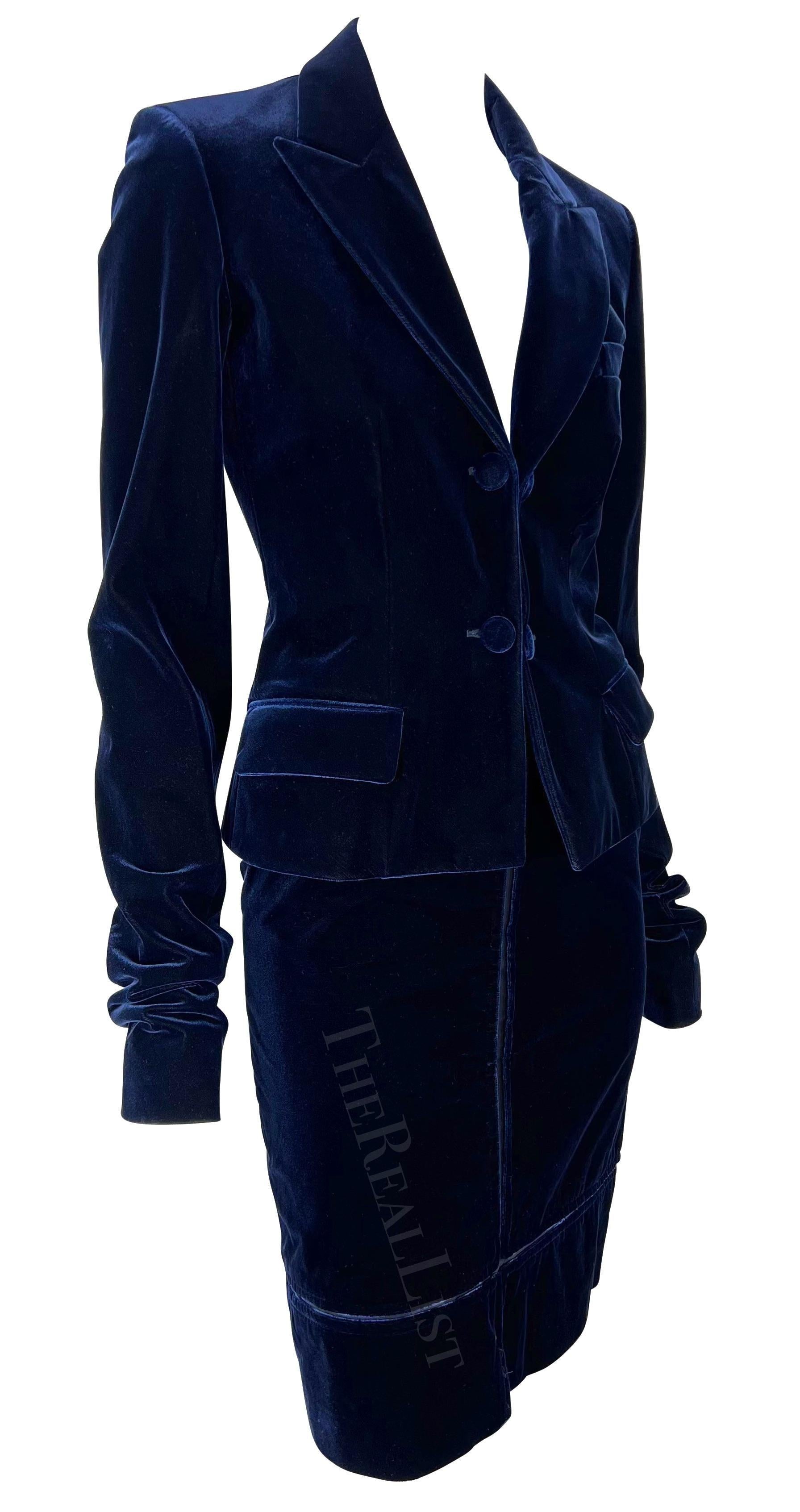 Tailleur jupe à empiècements en velours bleu Yves Saint Laurent par Tom Ford, A/H 2002 en vente 4