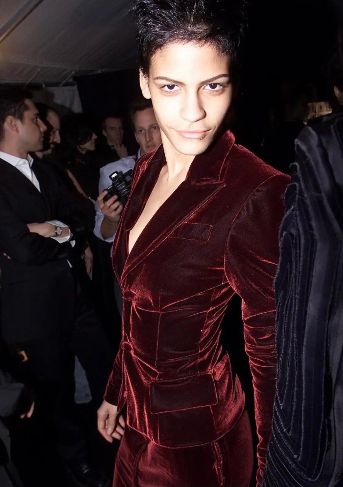 Noir Blazer de défilé en velours bleu Yves Saint Laurent par Tom Ford, A/H 2002 en vente