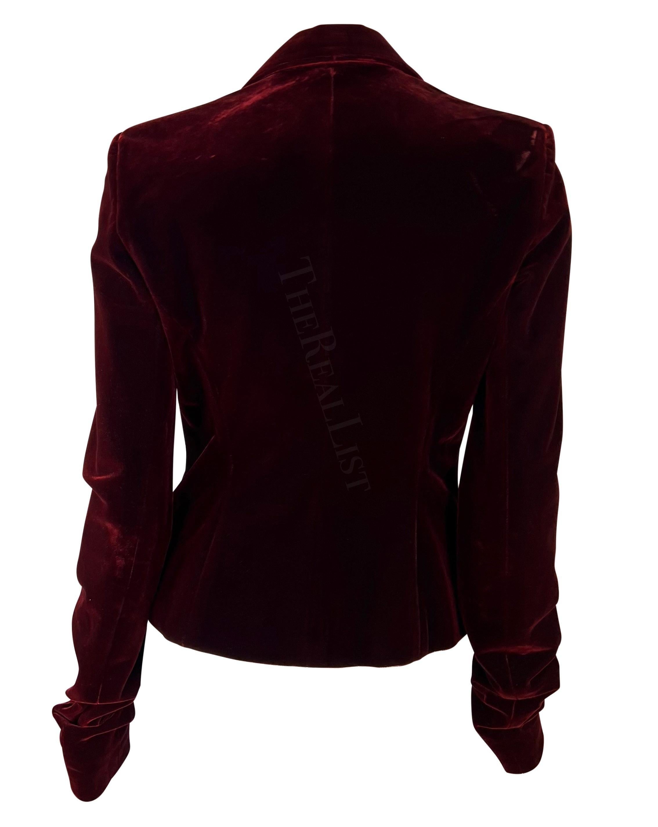 Blazer in velluto rosso intenso di Tom Ford per Yves Saint Laurent A/I 2002 in vendita 2