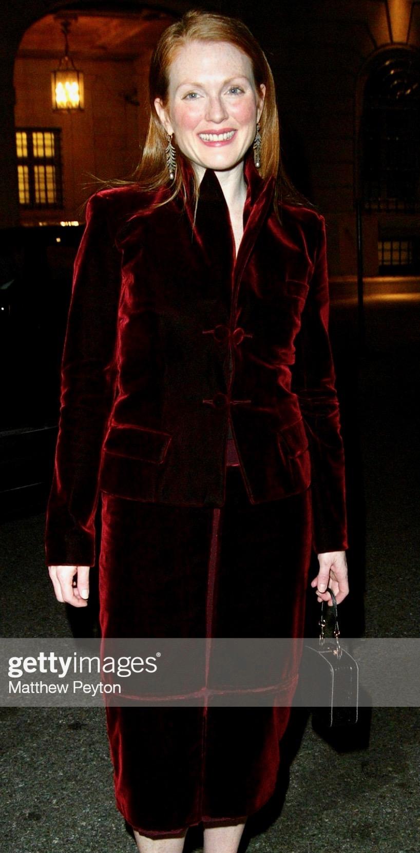Donna Tuta con gonna in velluto rosso di Tom Ford dell'A/I 2002 Yves Saint Laurent by Tom Ford