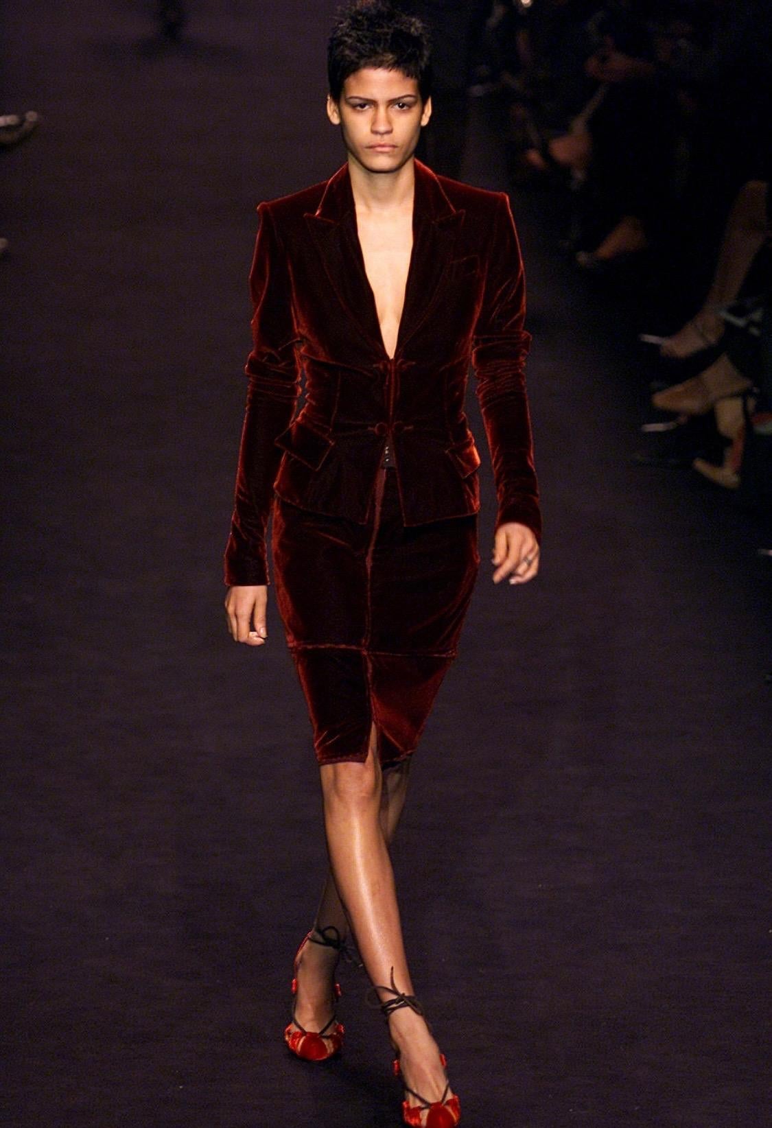 Ce tailleur jupe en velours rouge profond Yves Saint Laurent Rive Gauche a été conçu par Tom Ford pour la collection automne/hiver 2002. Ce costume a été présenté en tant que look 7 sur le défilé de cette saison et a également été vu sur Julianne