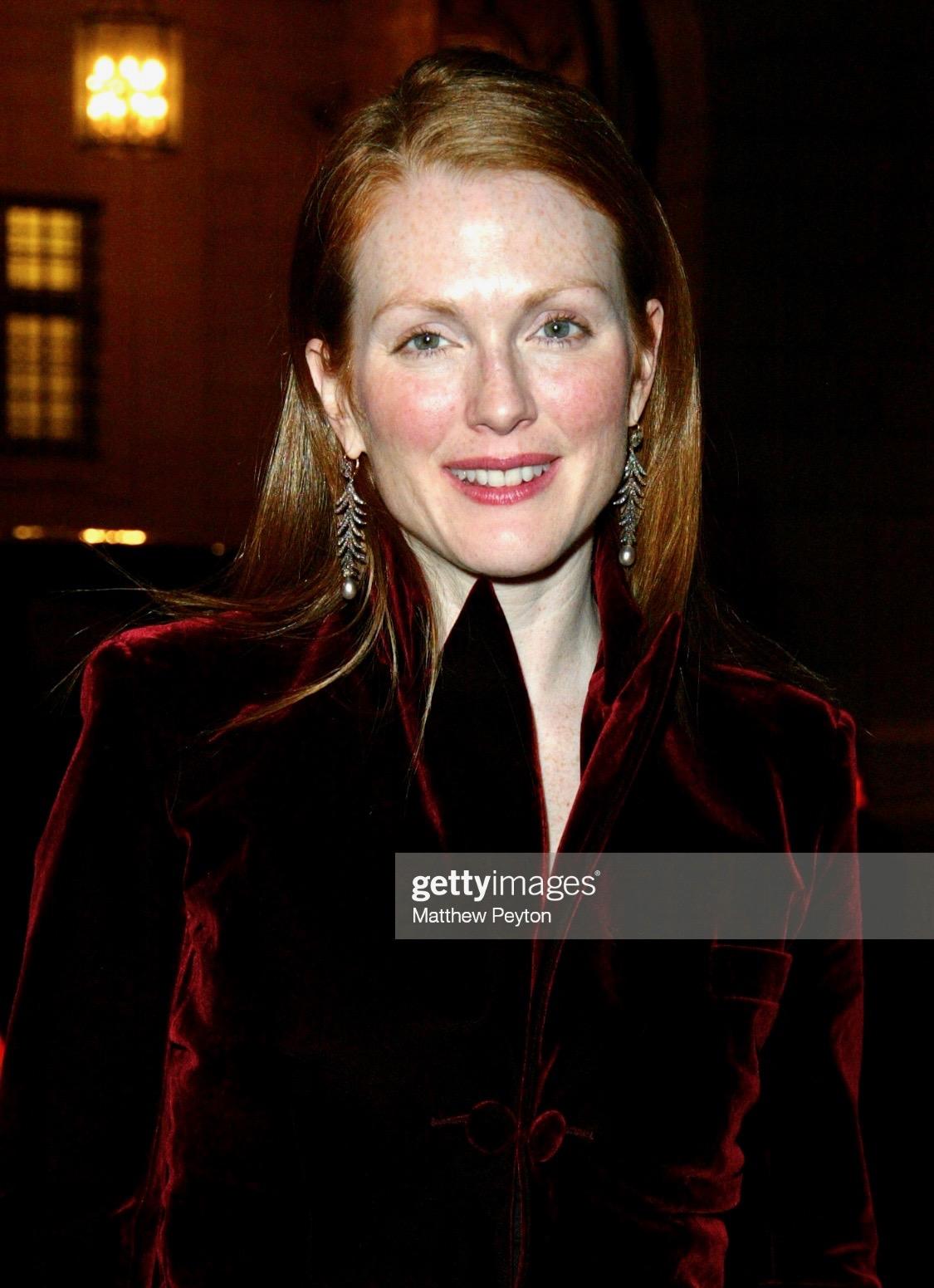 Tuta con gonna in velluto rosso di Tom Ford dell'A/I 2002 Yves Saint Laurent by Tom Ford 1