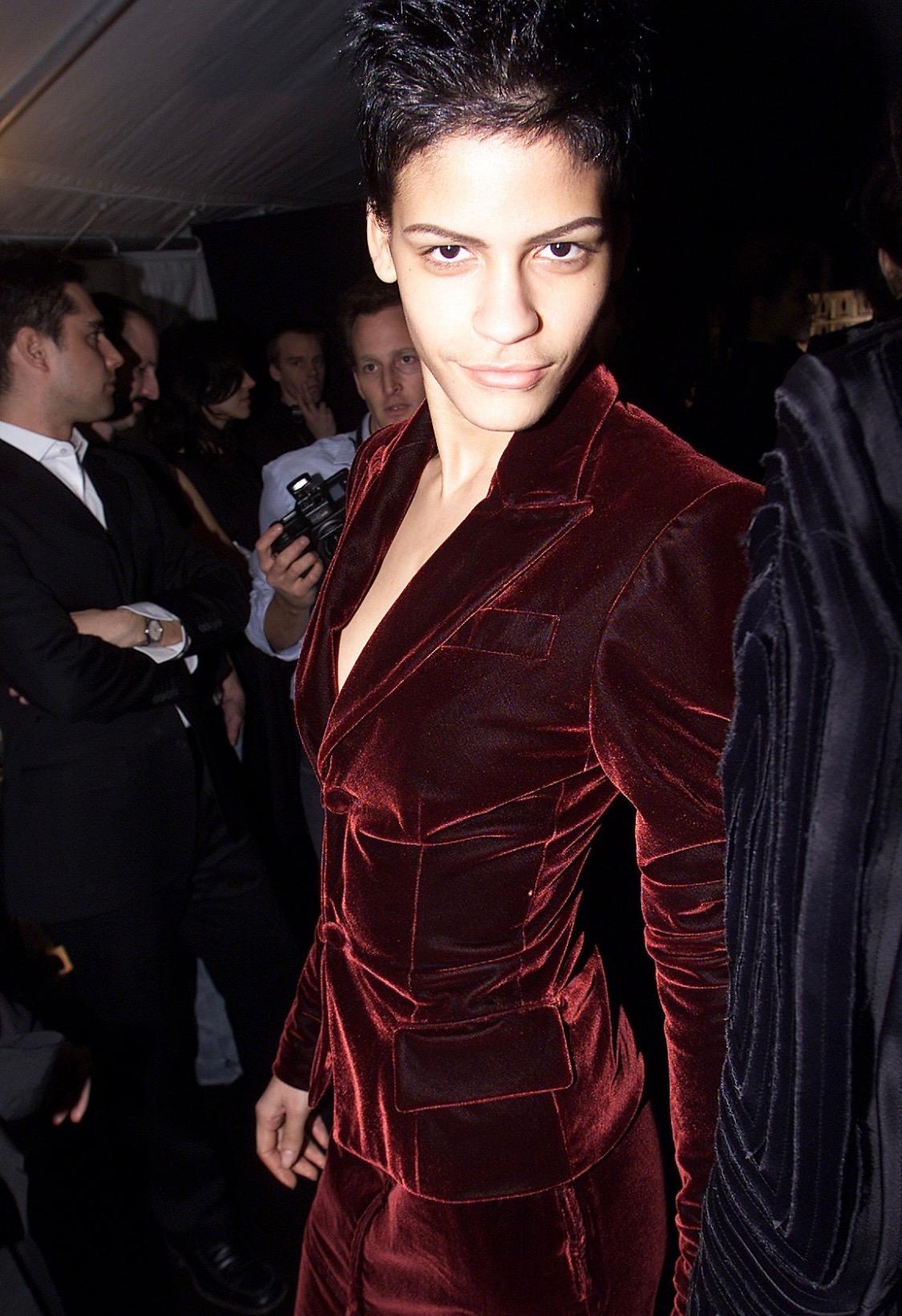 Tailleur jupe en velours rouge Yves Saint Laurent par Tom Ford, A/H 2002 Bon état - En vente à West Hollywood, CA