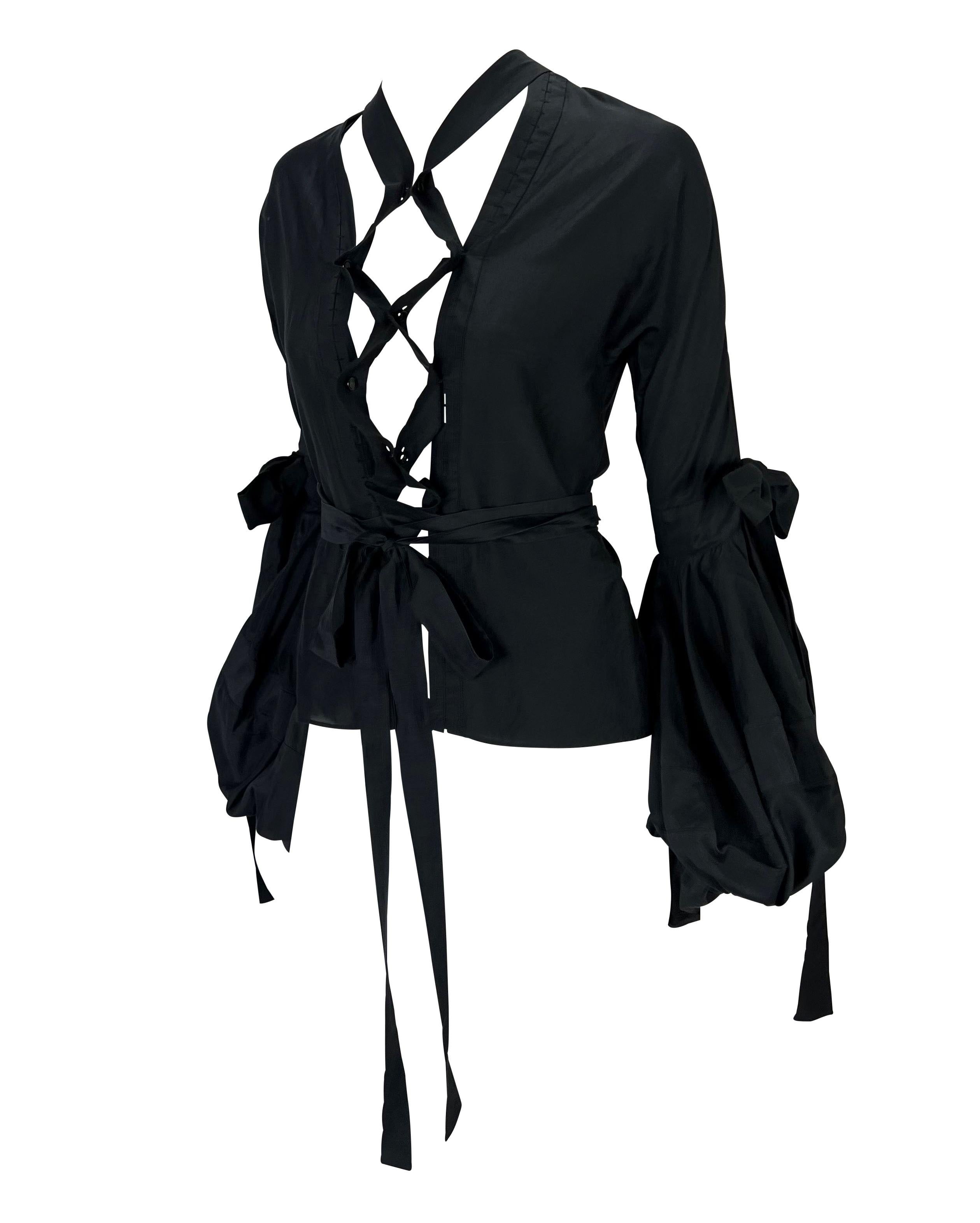 Ich präsentiere eine Yves Saint Laurent Rive Gauche Bluse mit Schleife und Bändern, entworfen von Tom Ford. Eine Variation dieses Oberteils wurde als Look Nummer 3 bei Carmen Kass in der Herbst/Winter 2002 Laufstegpräsentation gezeigt. Es hat weite