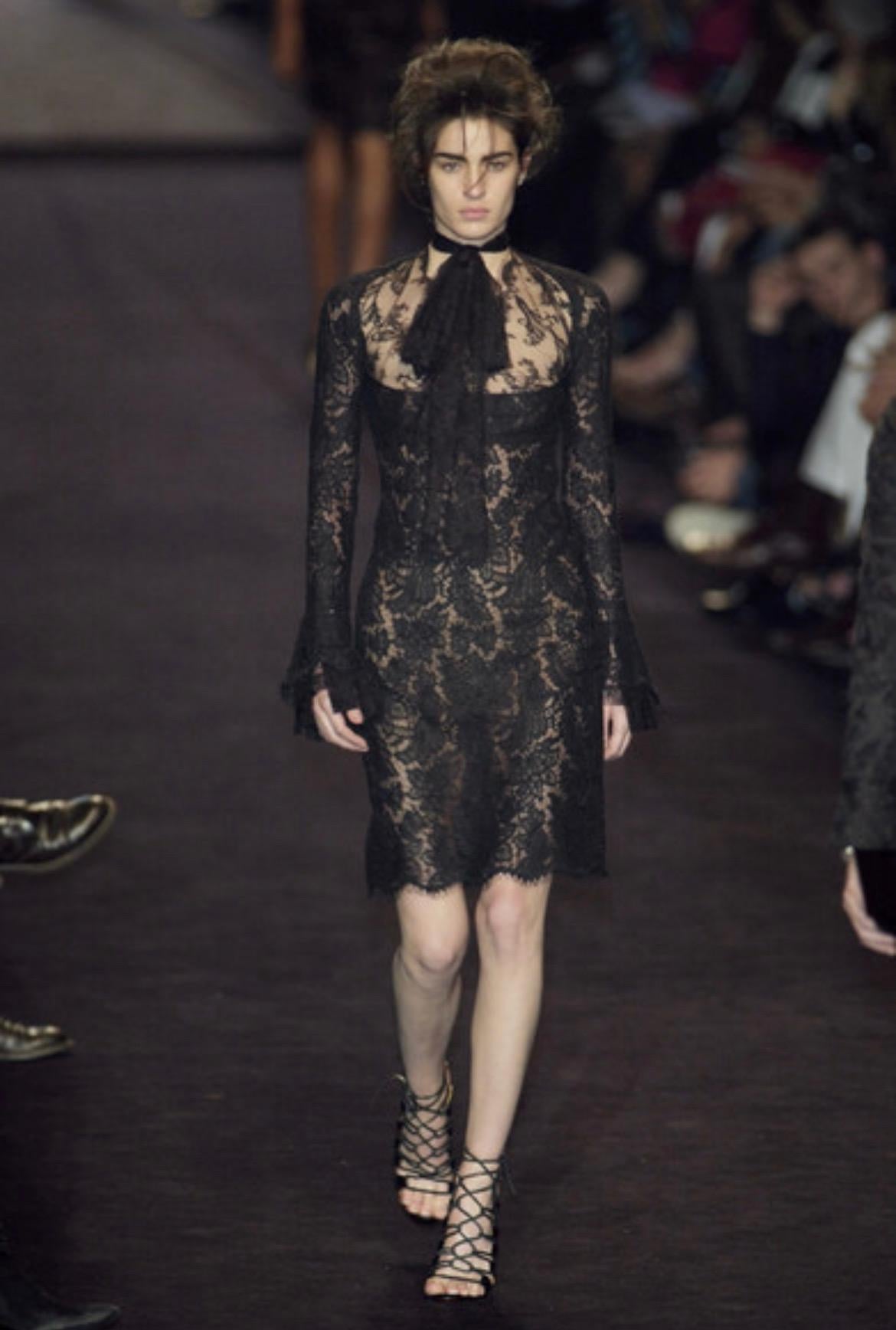 Ich präsentiere ein wunderschönes schwarzes Yves Saint Laurent Rive Gauche Spitzenkleid, entworfen von Tom Ford. Dieses Kleid aus der Herbst/Winter-Kollektion 2002 wurde auf dem Laufsteg der Saison als Look 33 von Amanda Moore präsentiert. Dieses
