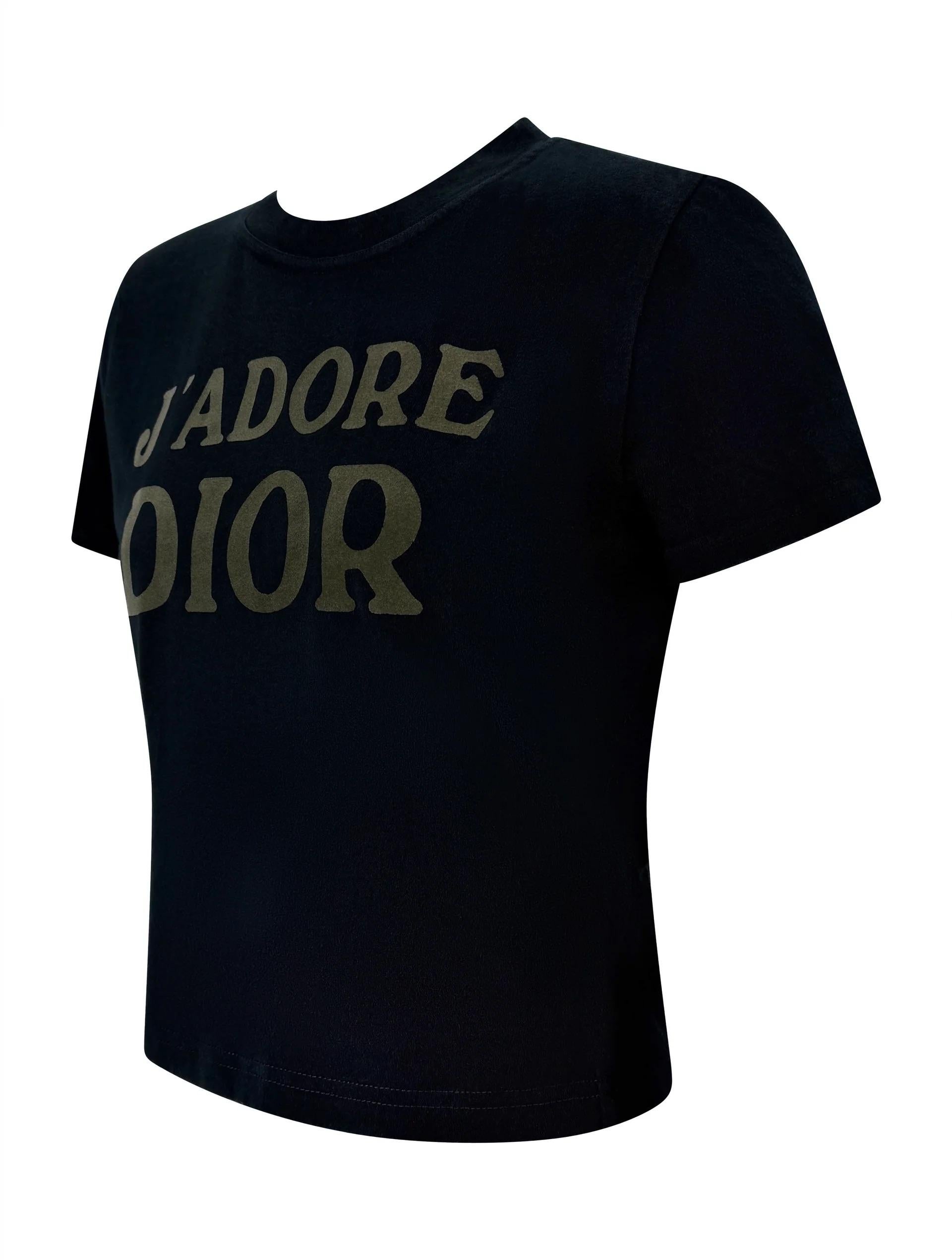 Questa t-shirt di Christian Dior della collezione Autunno/Inverno 2003 di John Galliano presenta l'iconico slogan 