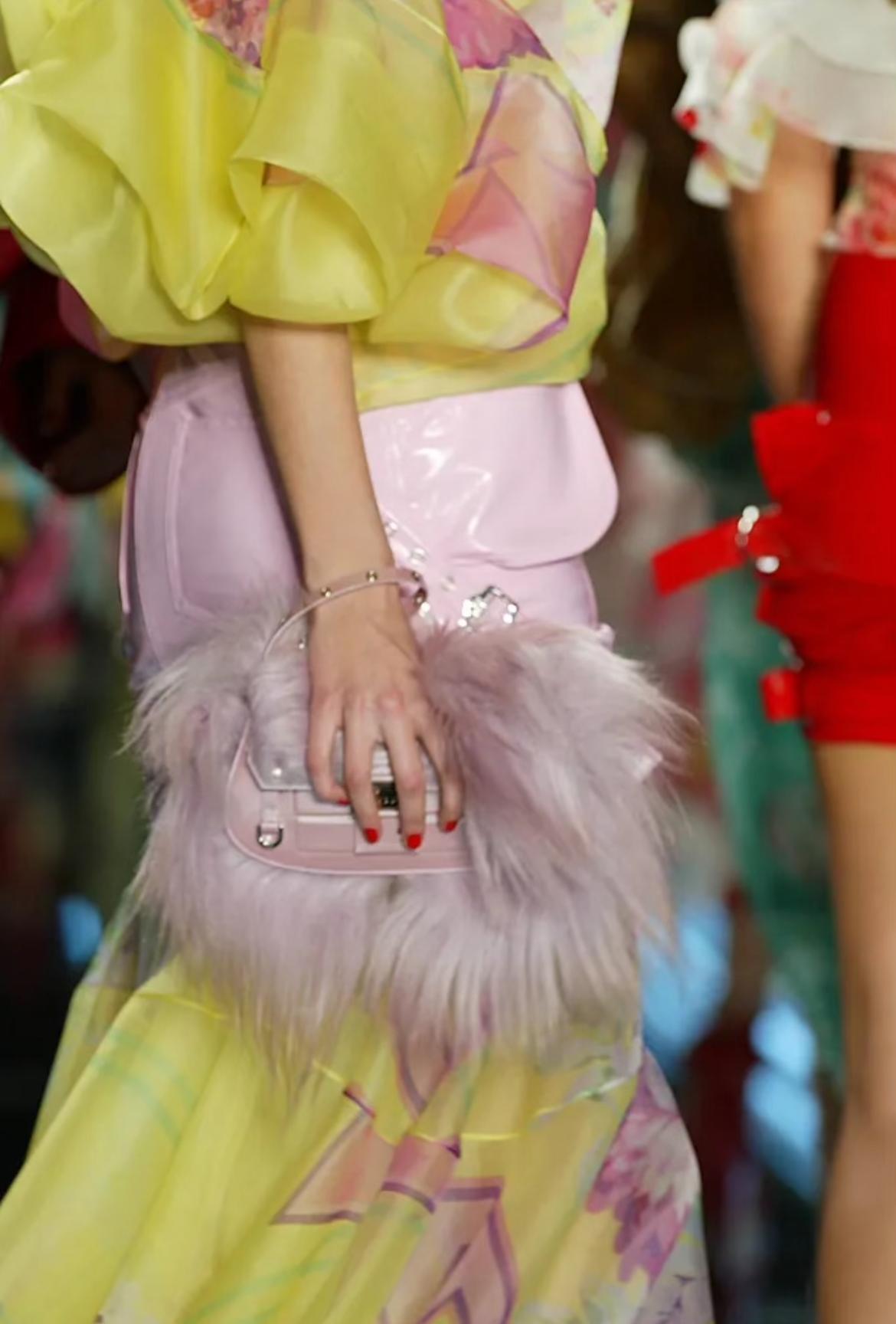 Voici un bracelet rose clair sauvage Christian Dior by John Galliano en fourrure Colombus. Issue de la collection automne-hiver 2003, une version de ce sac en fourrure a fait ses débuts sur le défilé de la saison dans le cadre du look 38, porté par