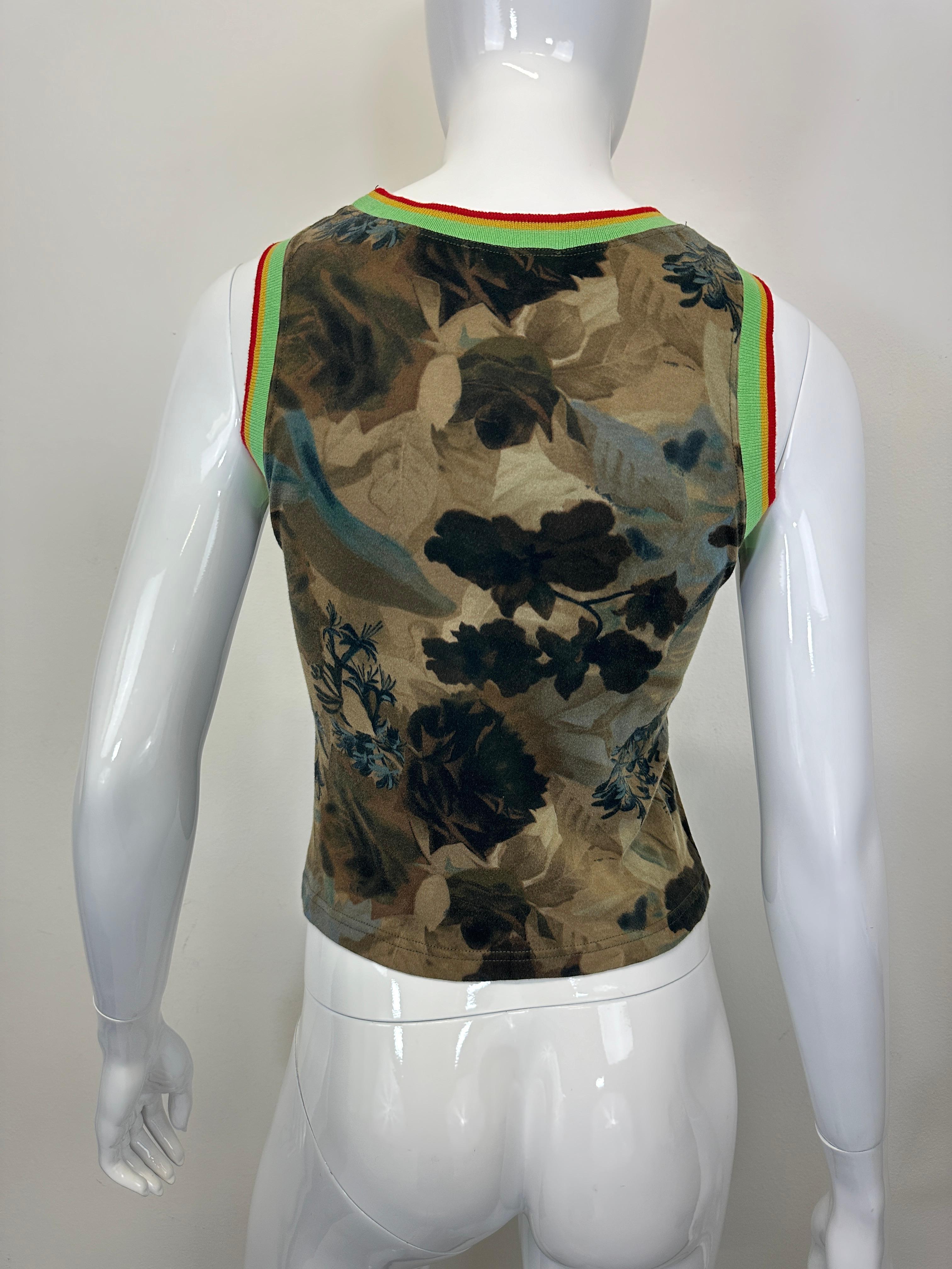 Christian Dior Love Rasta Mania Collection Rasta par John Galliano. Coupé dans un coton extensible et ajusté à la taille, ce t-shirt arbore l'emblématique inscription 