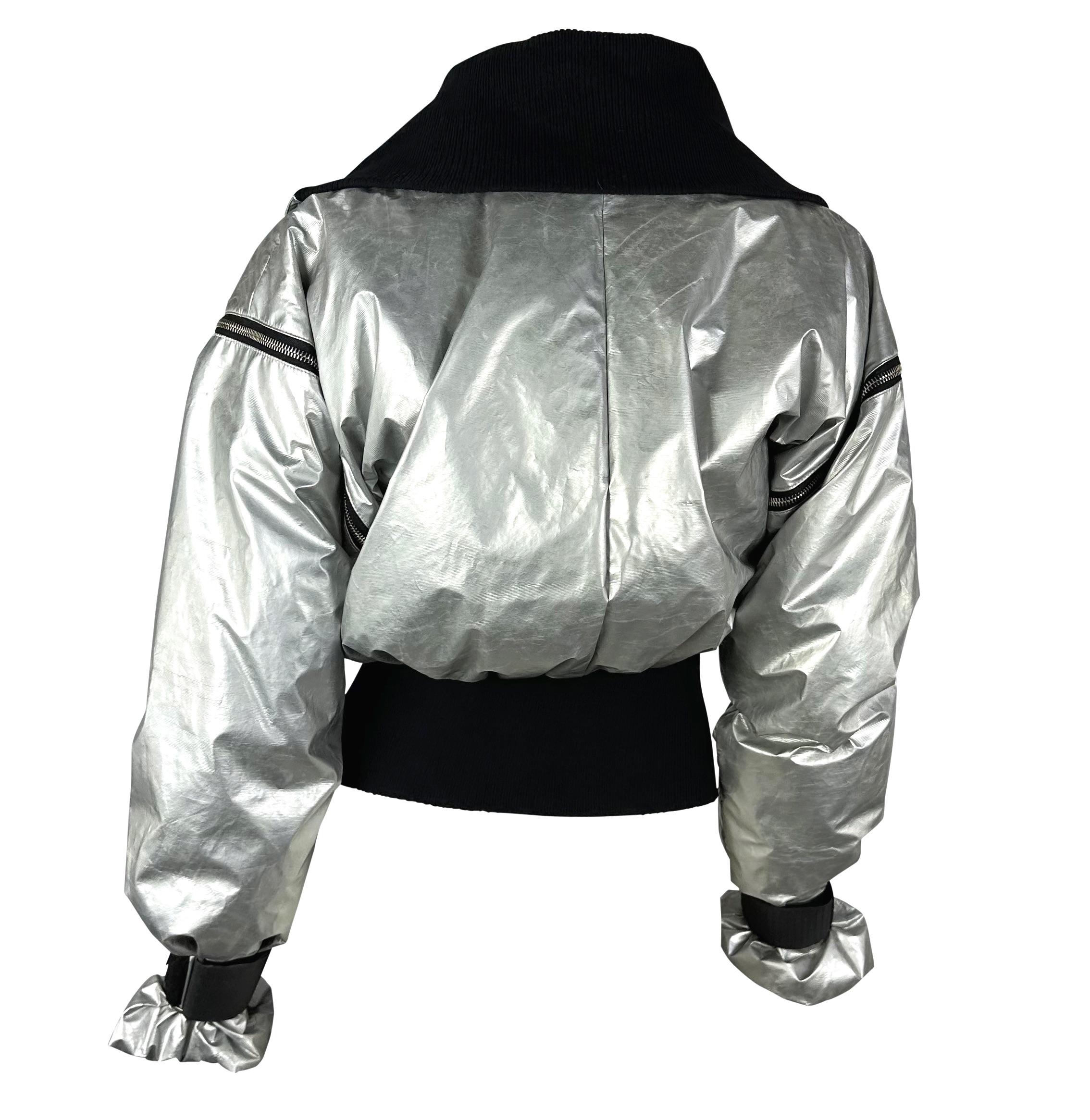 F/W 2003 Dolce & Gabbana Silver Cropped Zip Puffer Jacket Bon état - En vente à West Hollywood, CA