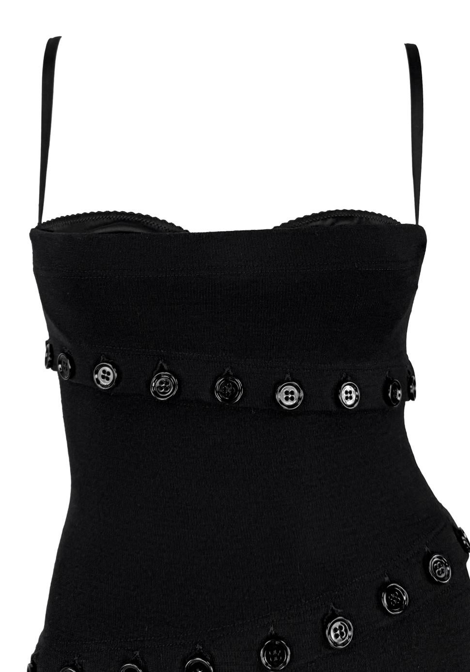 Cette collection Dolce & Gabbana  La mini robe noire de la collection automne/hiver 2003 présente un corsage ajustable de type bralette avec un soutien-gorge intérieur pour plus de structure. Agrémenté de boutons fonctionnels sur l'ensemble, ce