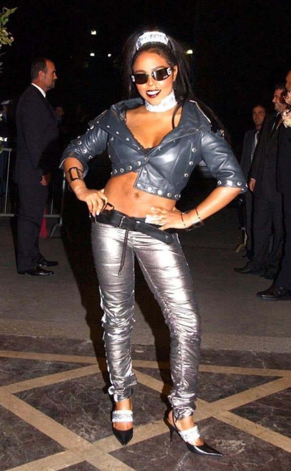 Ich präsentiere eine atemberaubende schwarze Lederjacke von Dolce und Gabbana. Bei der Herbst/Winter-Kollektion 2003 wurden auf dem Laufsteg viele Designs mit denselben Druckknöpfen verwendet. Diese vielseitige Jacke lässt sich auf verschiedene