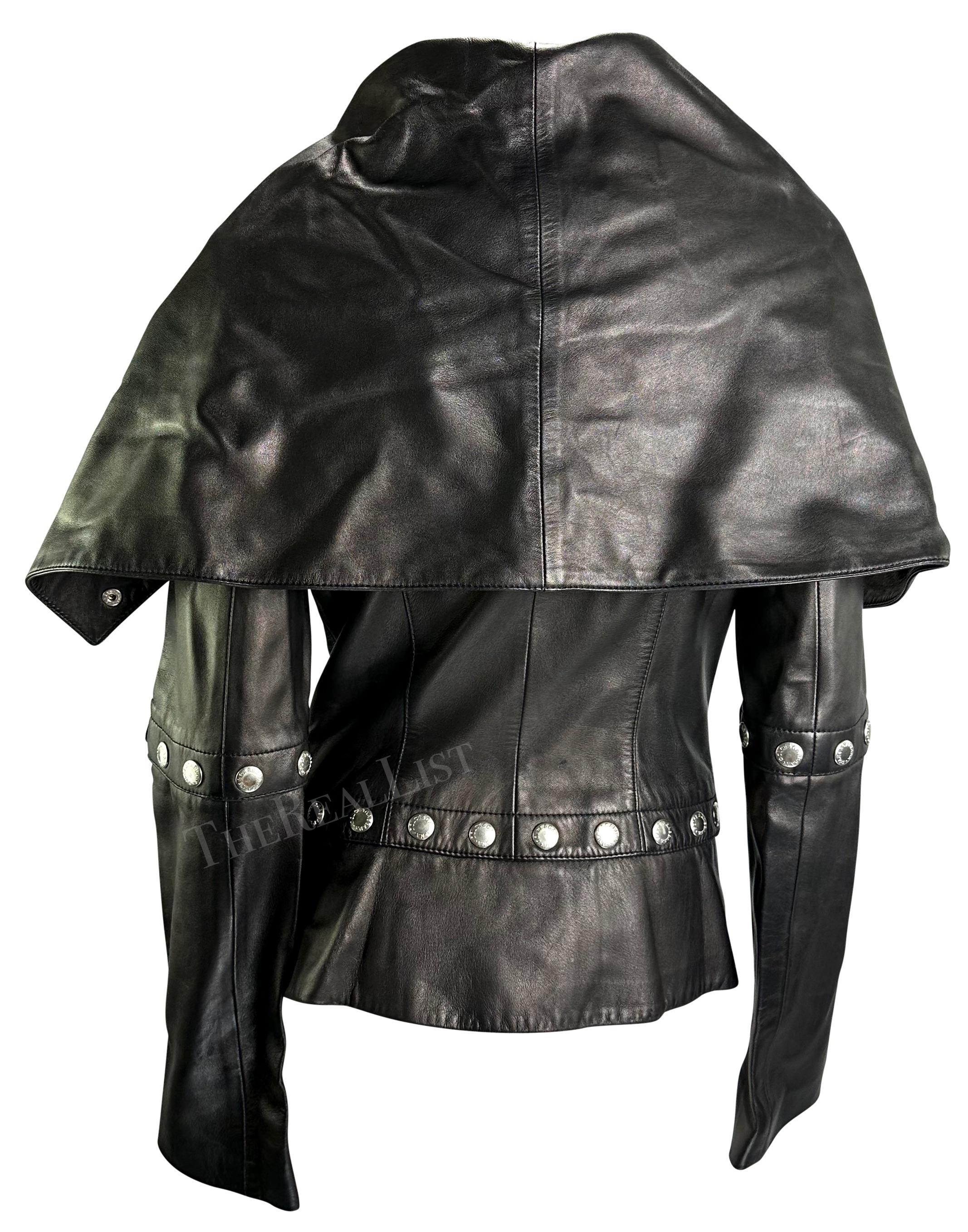 F/W 2003 Dolce & Gabbana Umwandelbare schwarze Leder-Logo-Schnappjacke mit Logo im Angebot 2