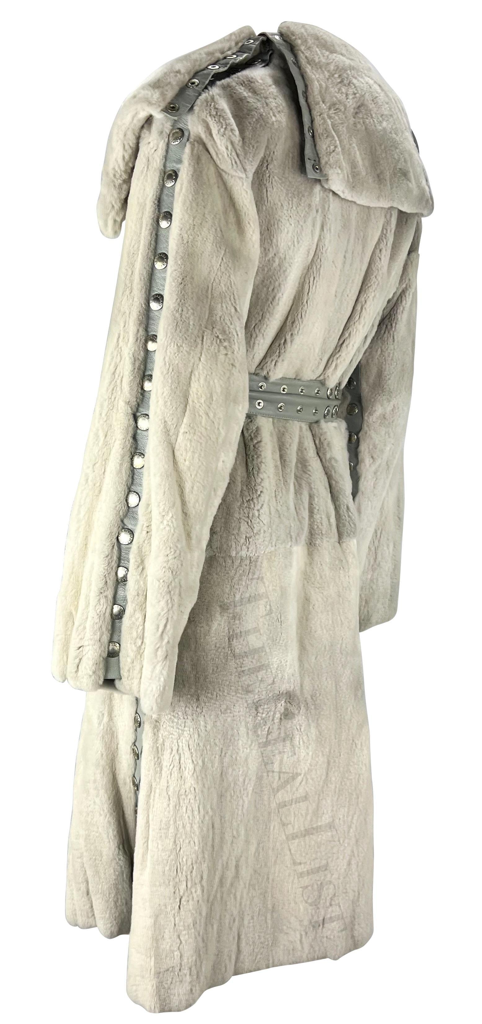 Grigio A/I 2003 Dolce & Gabbana: cappotto in pelle con pelliccia di orilegio grigio, regolabile a scatto in vendita
