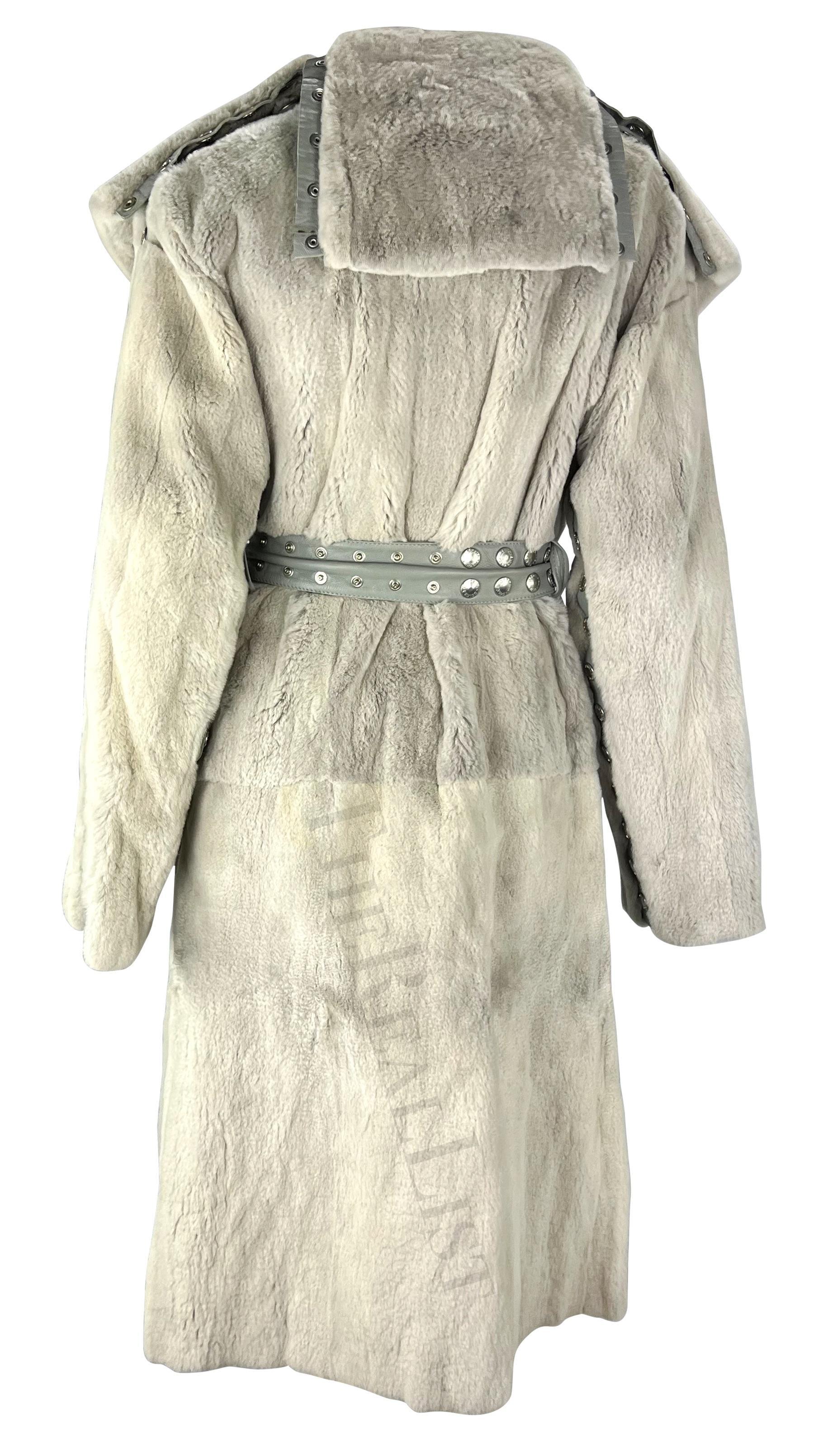 A/I 2003 Dolce & Gabbana: cappotto in pelle con pelliccia di orilegio grigio, regolabile a scatto In condizioni buone in vendita a West Hollywood, CA