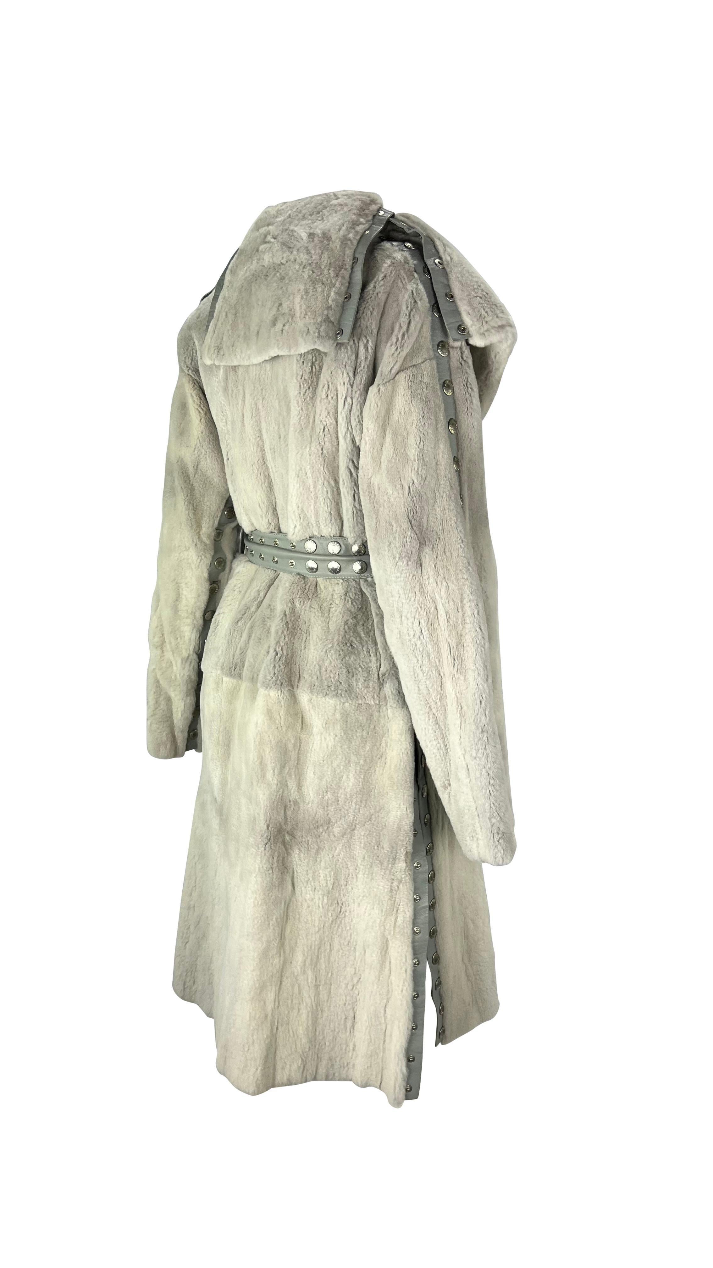 Donna A/I 2003 Dolce & Gabbana: cappotto in pelle con pelliccia di orilegio grigio, regolabile a scatto in vendita
