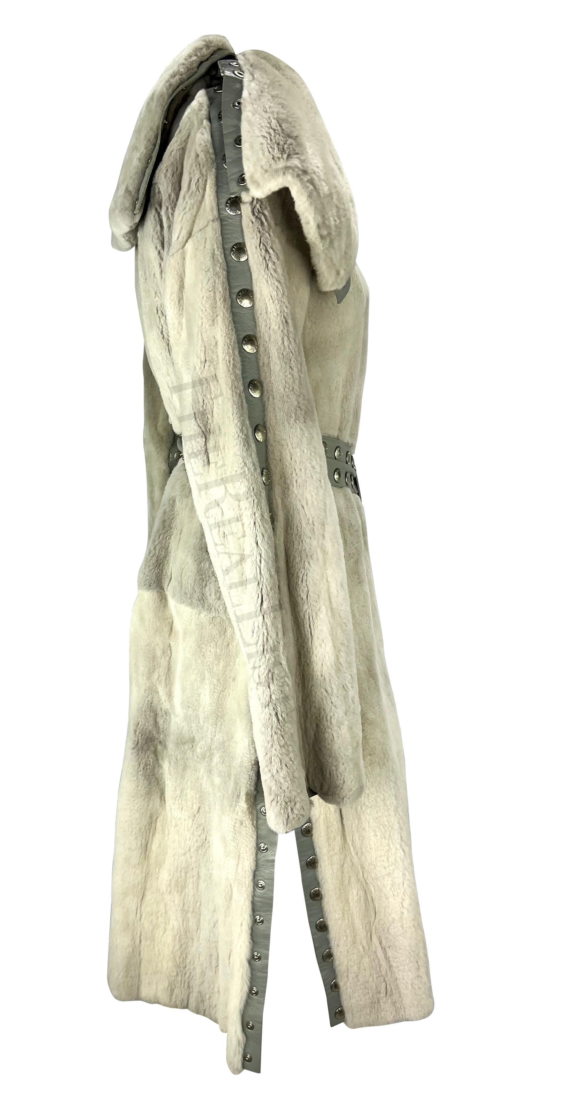 A/I 2003 Dolce & Gabbana: cappotto in pelle con pelliccia di orilegio grigio, regolabile a scatto in vendita 1