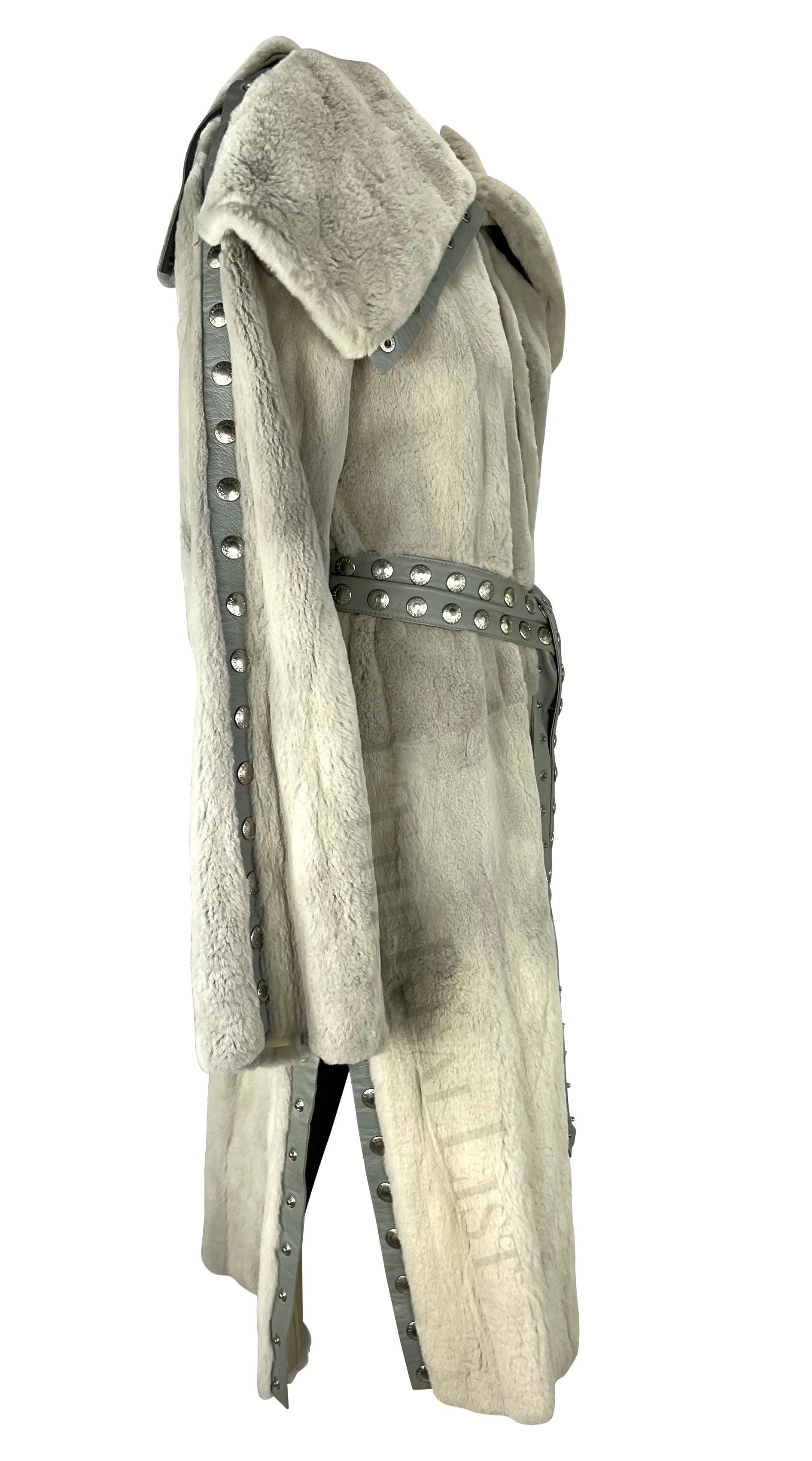A/I 2003 Dolce & Gabbana: cappotto in pelle con pelliccia di orilegio grigio, regolabile a scatto in vendita 2