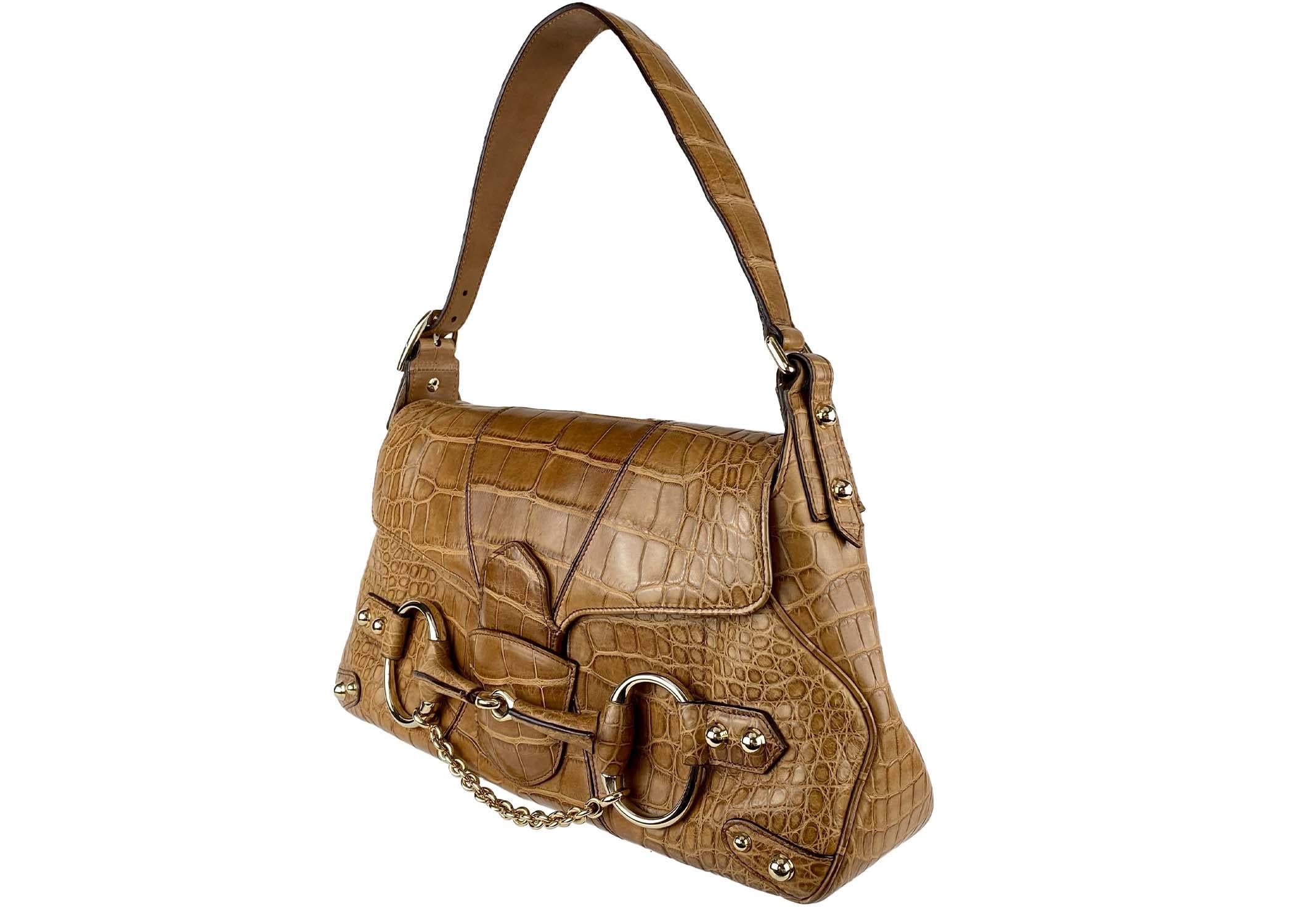 Ti presentiamo una splendida borsa a tracolla in alligatore della collezione Gucci A/I 2003 di Tom Ford. Questa collezione è ricordata per le sue silhouette potenti e allo stesso tempo glamour. Presentata in un colore più scuro sul look 2 della