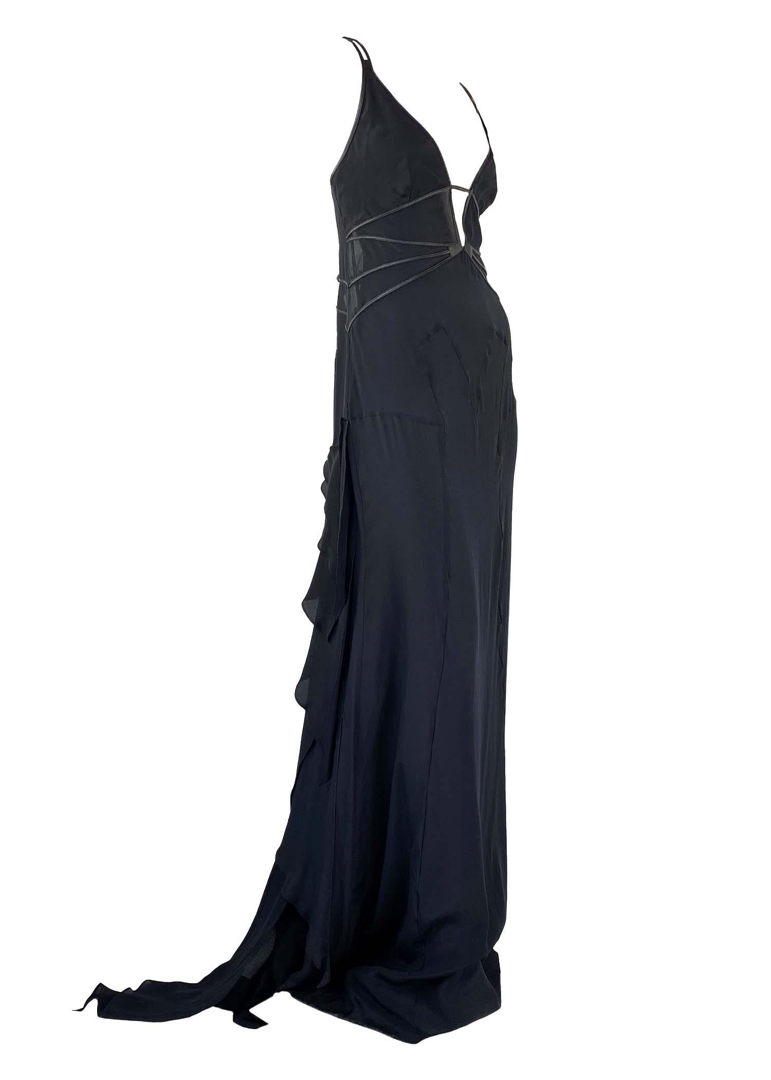 Ich präsentiere ein wunderschönes schwarzes Kleid mit Rüschen von Gucci, entworfen von Tom Ford. Dieses atemberaubende Kleid stammt aus der Gucci Collection'S Herbst/Winter 2003. Dieses einzigartige Kleid war weder auf dem Laufsteg noch in der