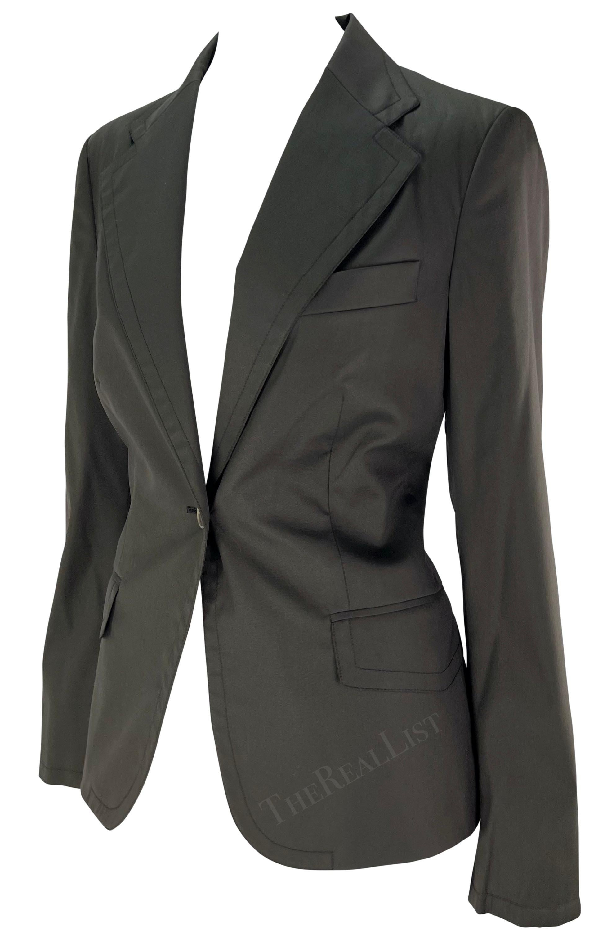Presenting a beautiful dark green Gucci blazer, designed by Tom Ford. From the Fall/Winter 2003 collection, this fabulous jacket features a single button closure at the front and is the perfect chic addition to any wardrobe! 

Approximate