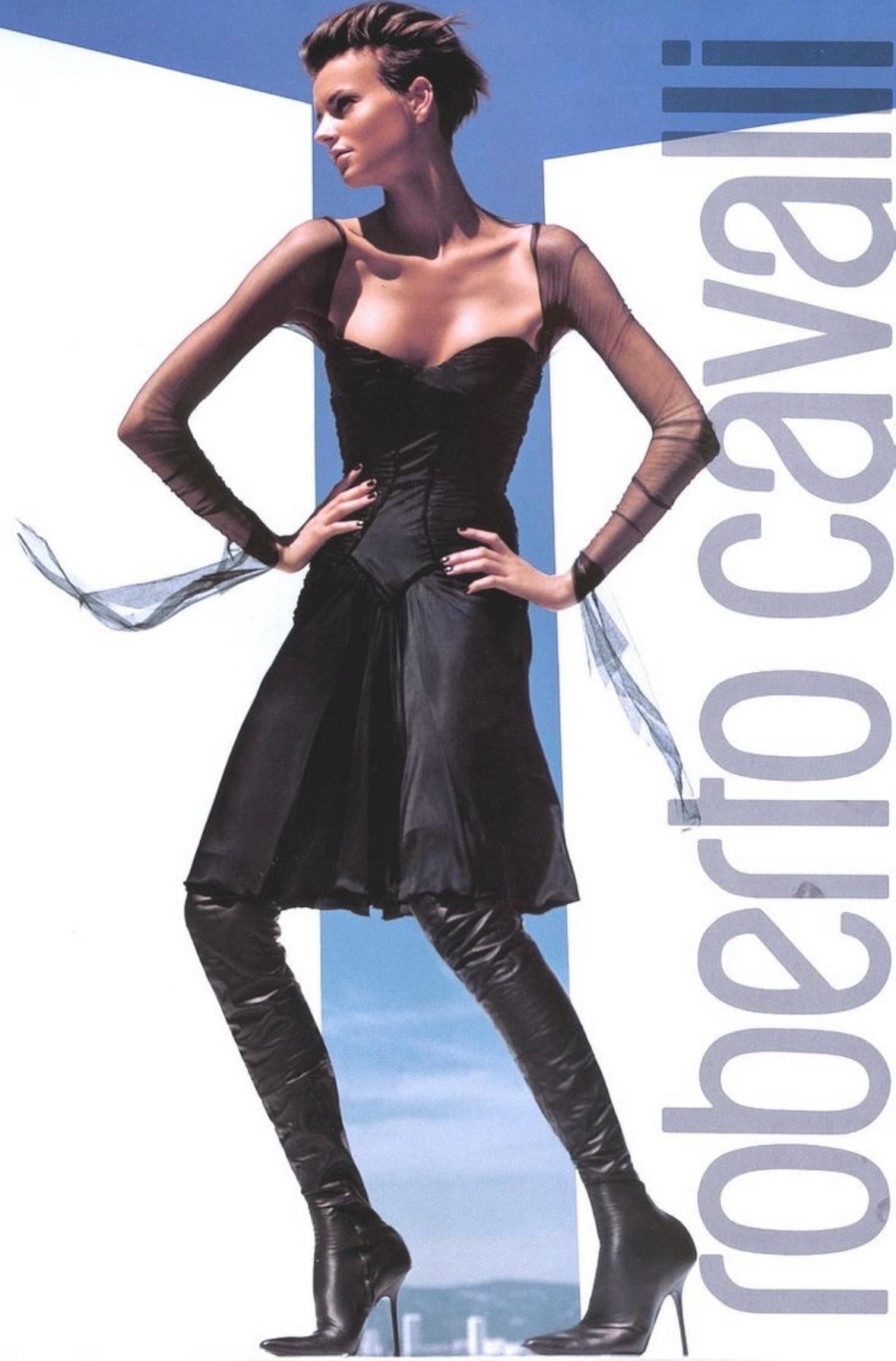 Présentation d'une fabuleuse mini robe noire ruchée Roberto Cavalli. Issue de la collection automne-hiver 2003, cette robe a fait ses débuts sur le défilé de la saison en tant que look 48 et a également été mise en valeur dans la campagne