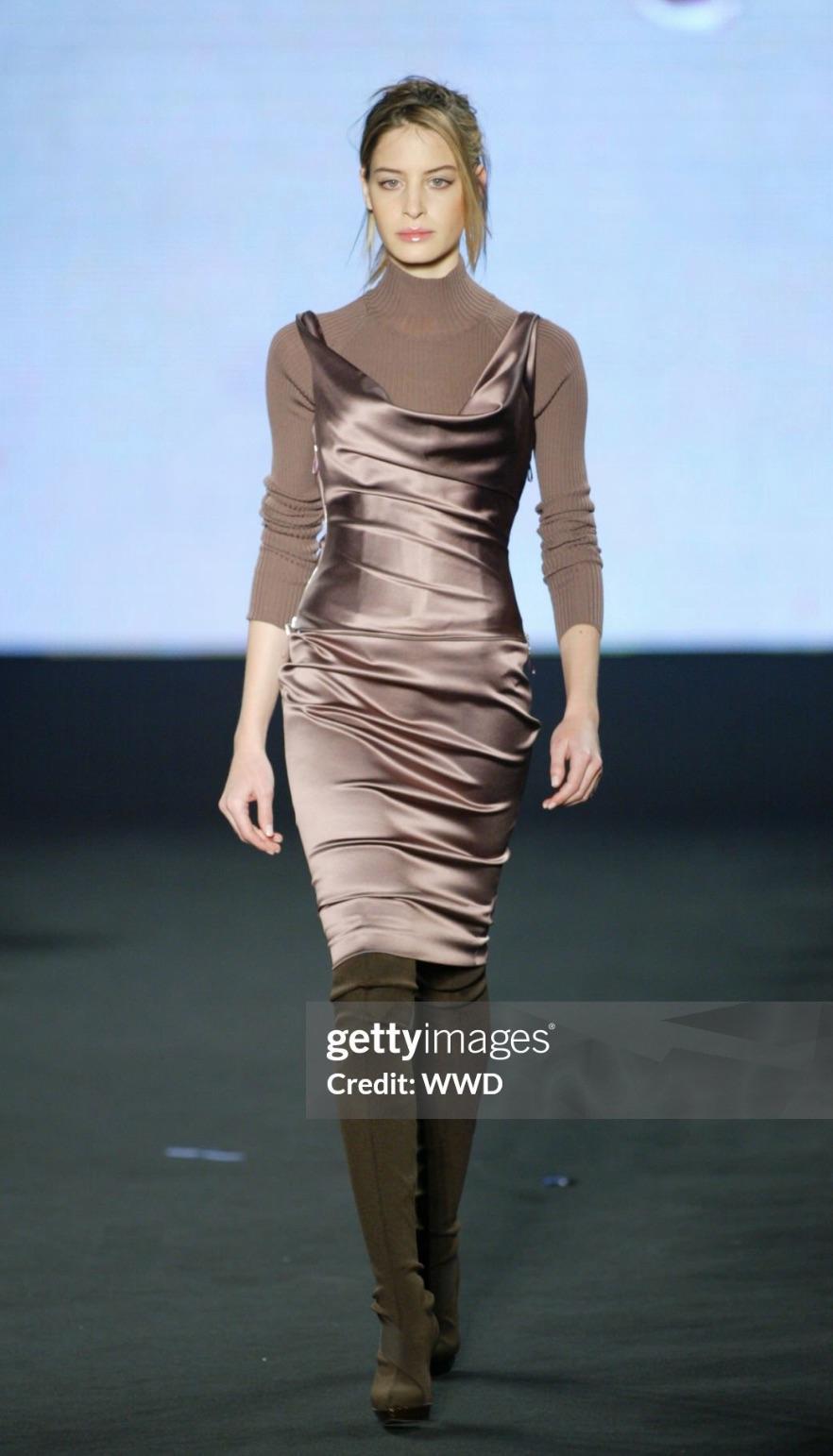 F/W 2003 Pasarela Stella McCartney Vestido de cóctel de satén negro con cuello de cisne corsé Negro en venta