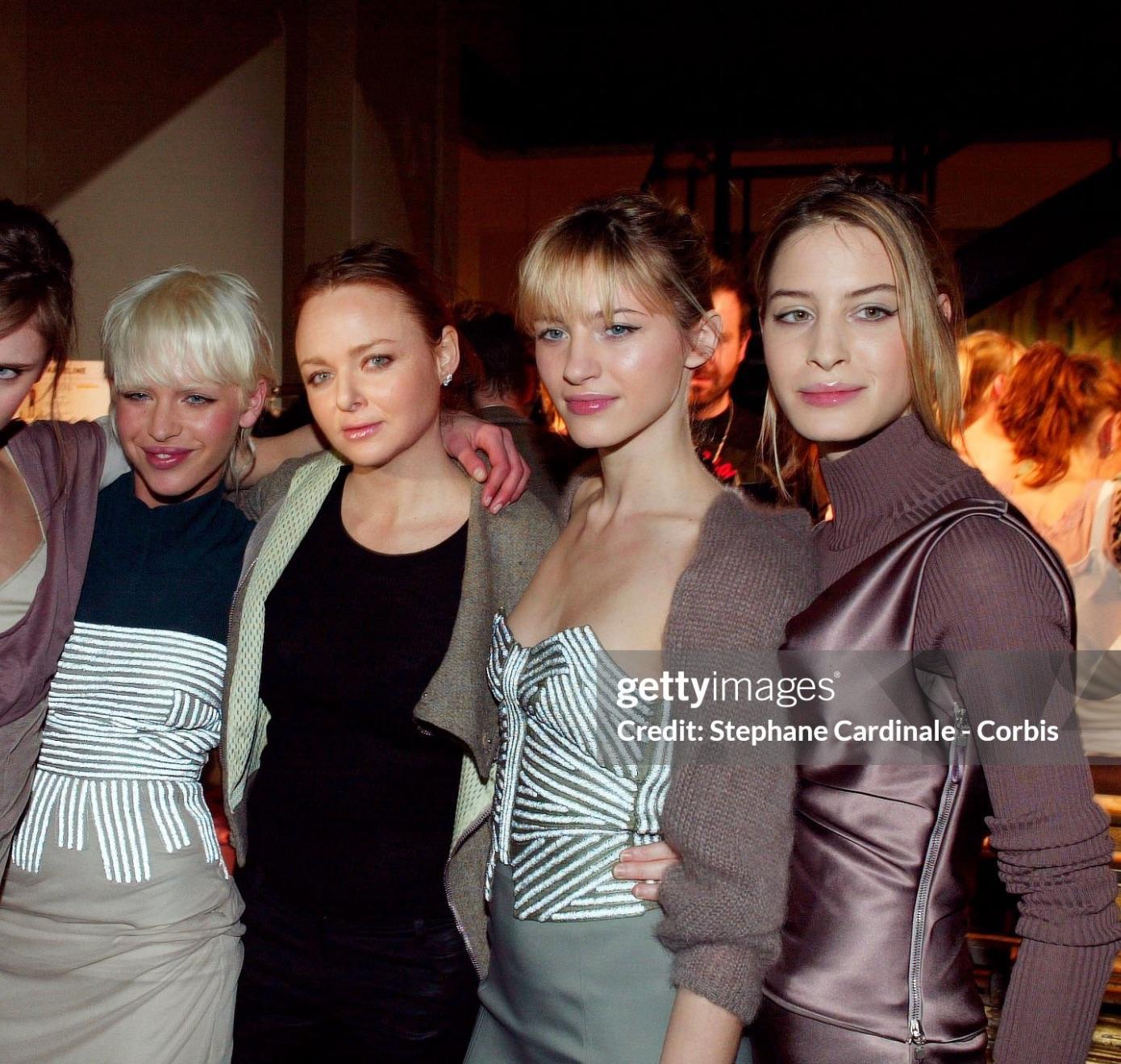 F/W 2003 Pasarela Stella McCartney Vestido de cóctel de satén negro con cuello de cisne corsé en venta 1