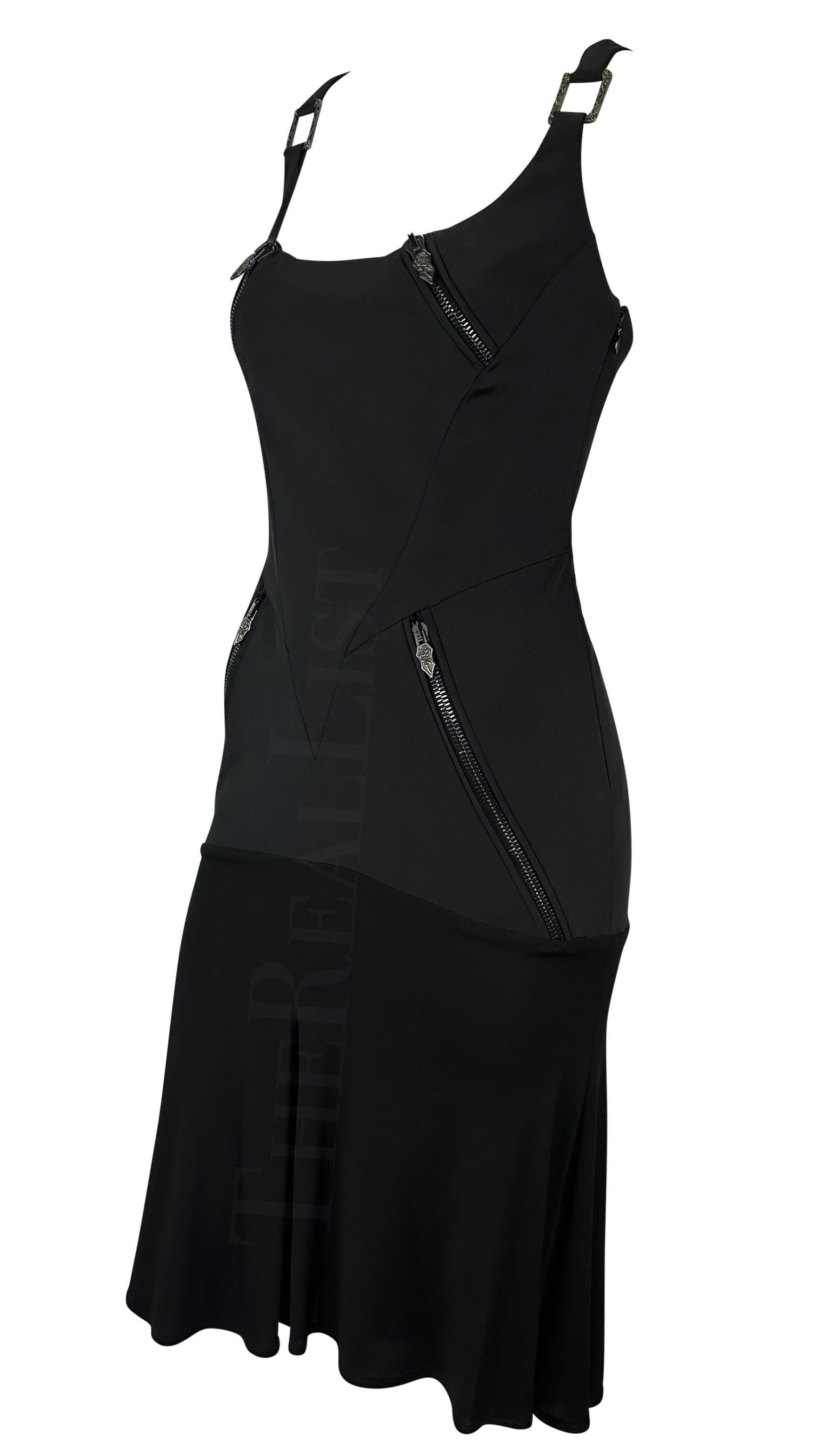 Noir Versace by Donatella - Robe de défilé évasée à fermeture éclair noire, automne-hiver 2003 en vente