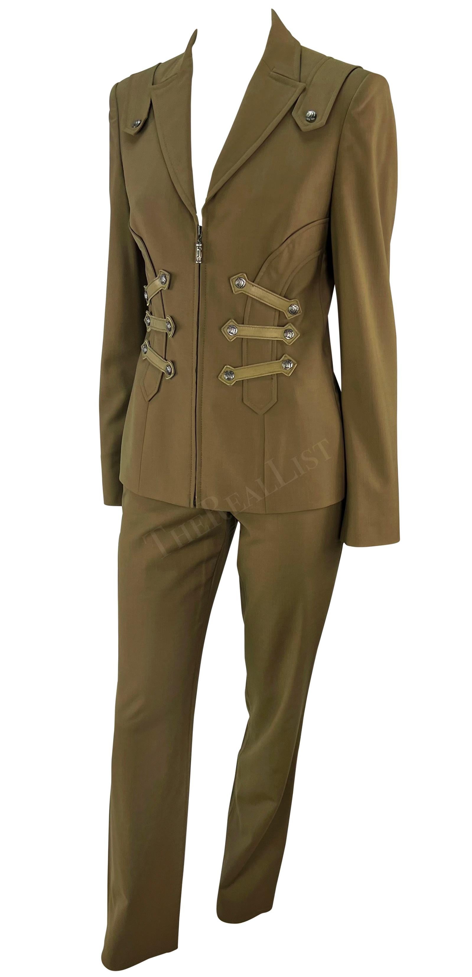 Marrone A/I 2003 Versace by Donatella Versace: tailleur verde oliva con finiture in pelle HAR in vendita