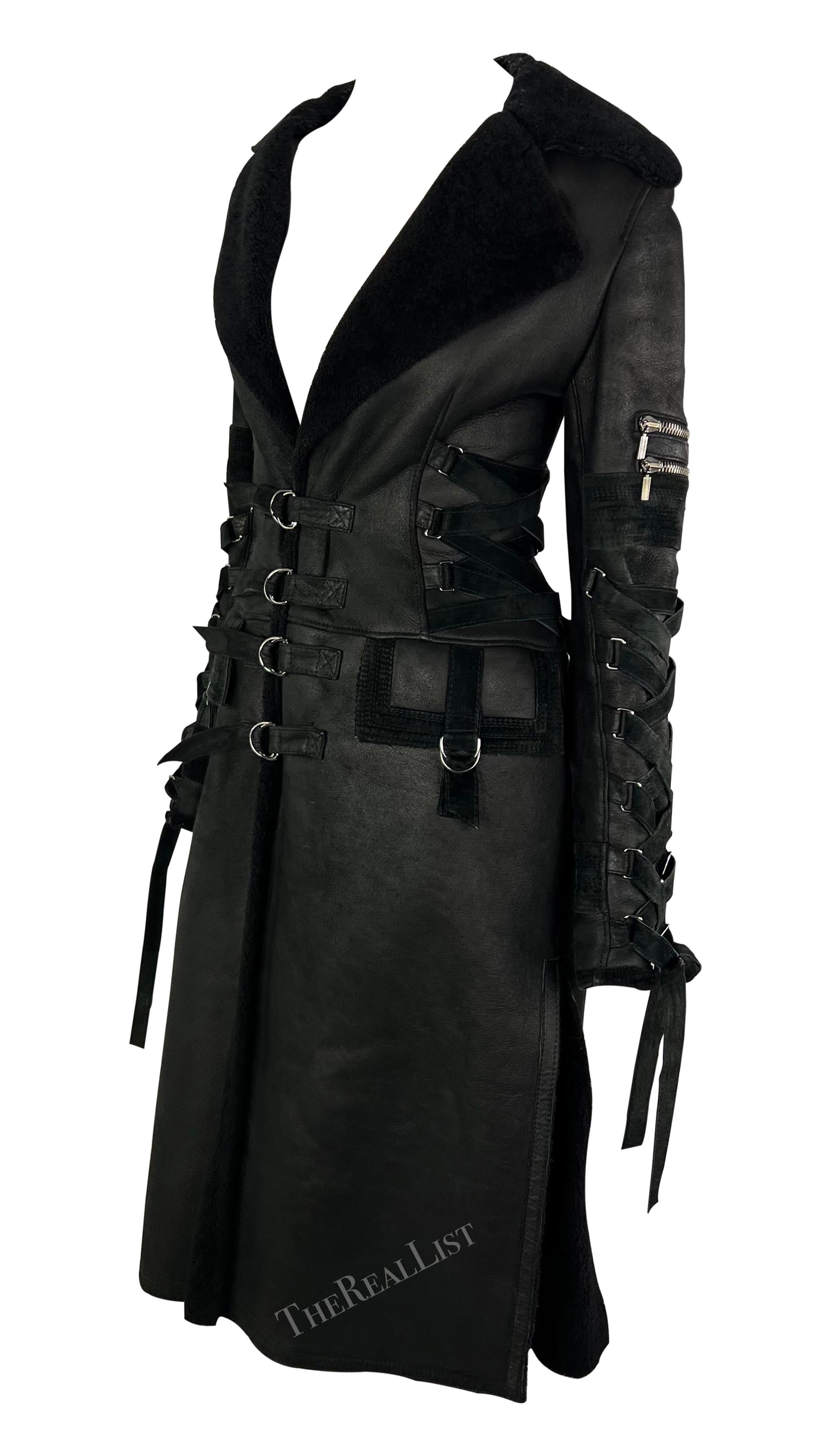 Nous vous présentons un superbe manteau Versace en shearling noir, créé par Donatella Versace. Issue de la collection automne/hiver 2003, la version beige du manteau a fait ses débuts sur le podium de la saison dans le look 32, porté par Tiiu Kuik.