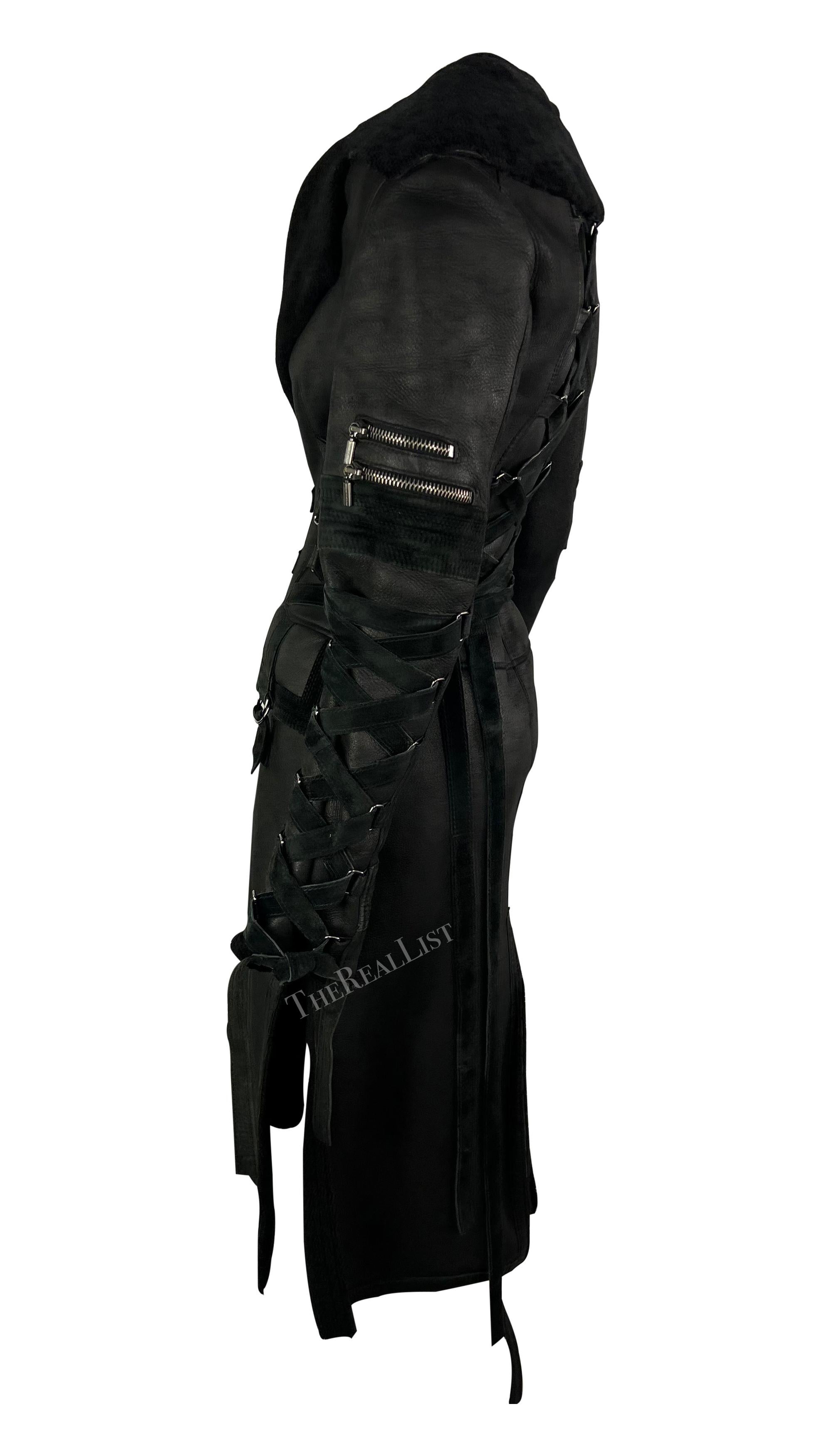 F/W 2003 Versace by Donatella Runway Trench-coat noir à lacets en peau de mouton Pour femmes en vente