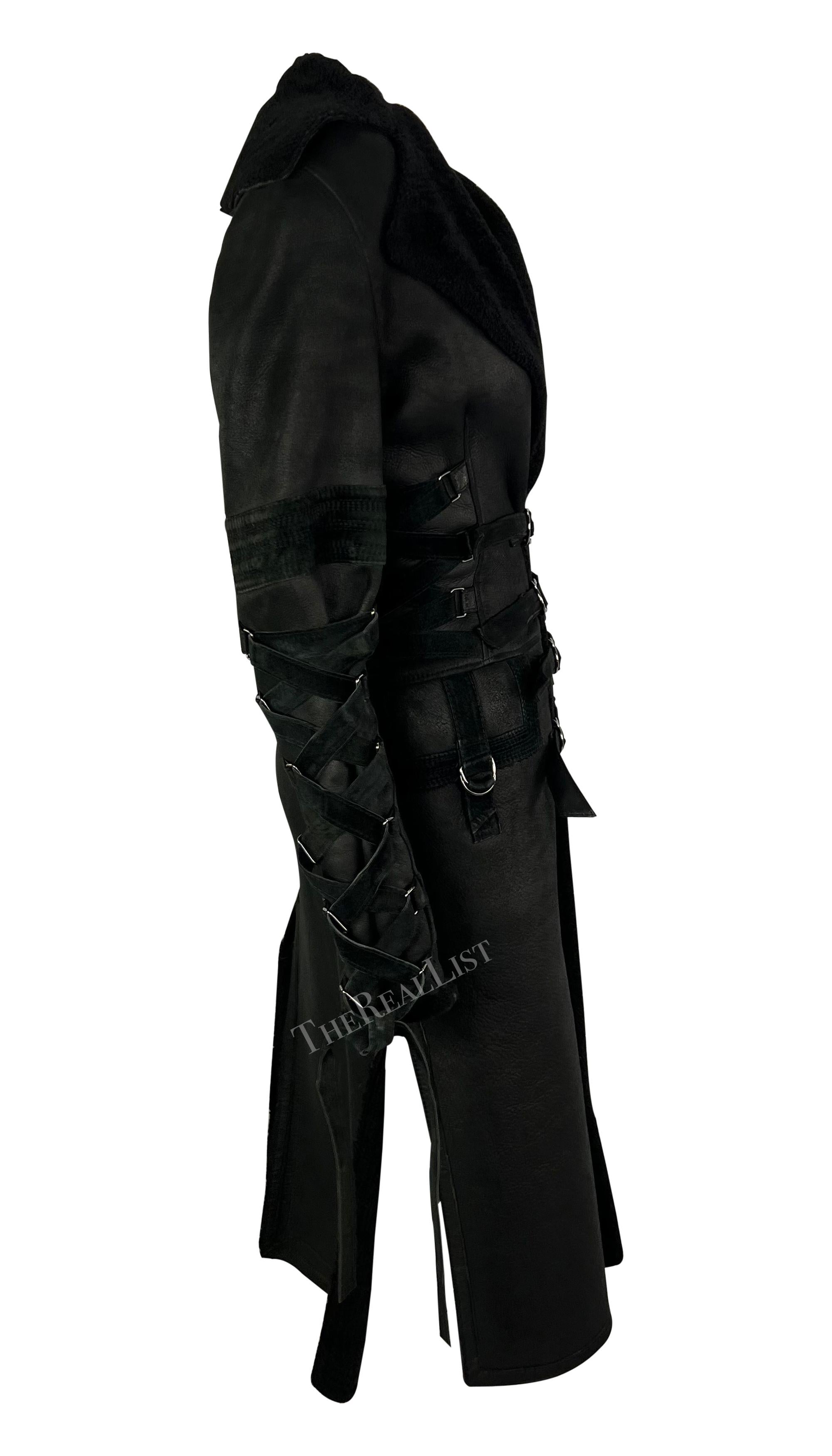 F/W 2003 Versace by Donatella Runway Trench-coat noir à lacets en peau de mouton en vente 3